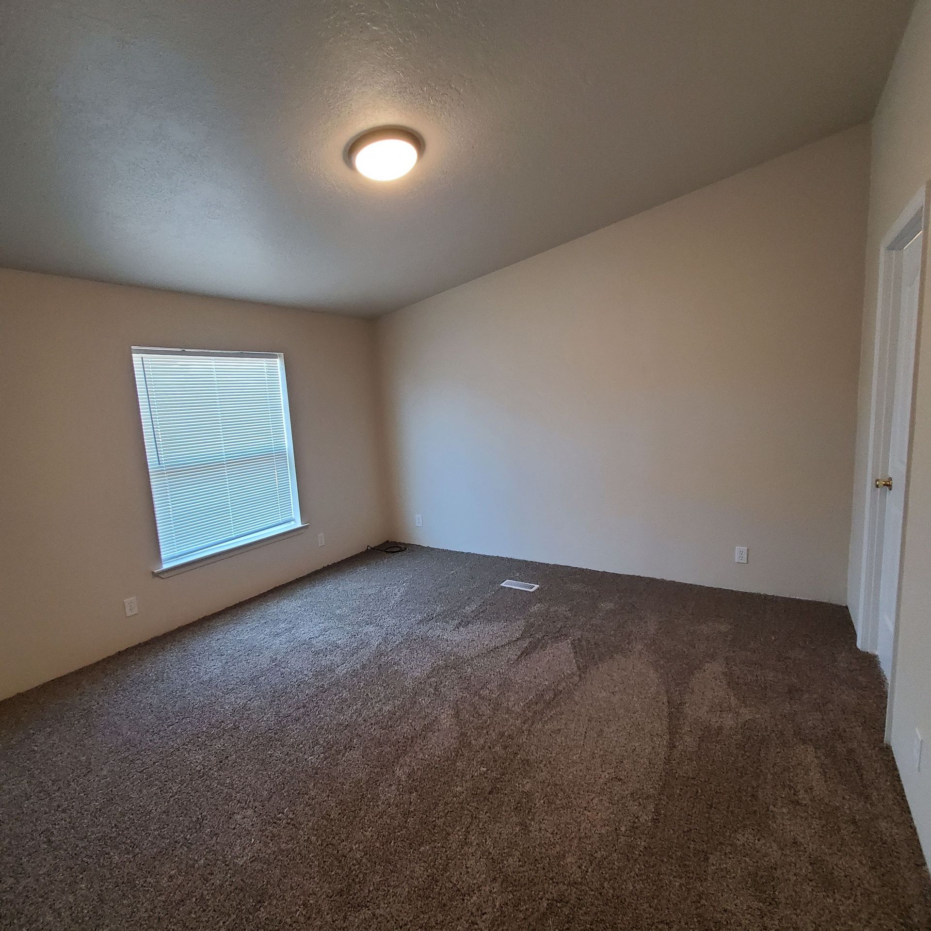 Ashwood Estates mobile homes in Tangent Oregon, two-bedroom three-bathroom – bedroom and closet -2.