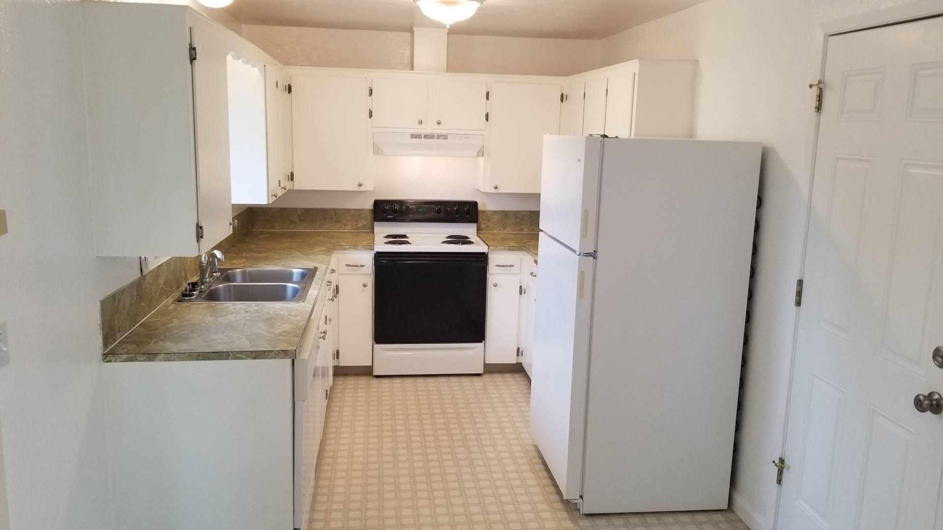 Amanda Lane Duplexes in Millersburg Oregon, two-bedroom one-bathroom – kitchen.