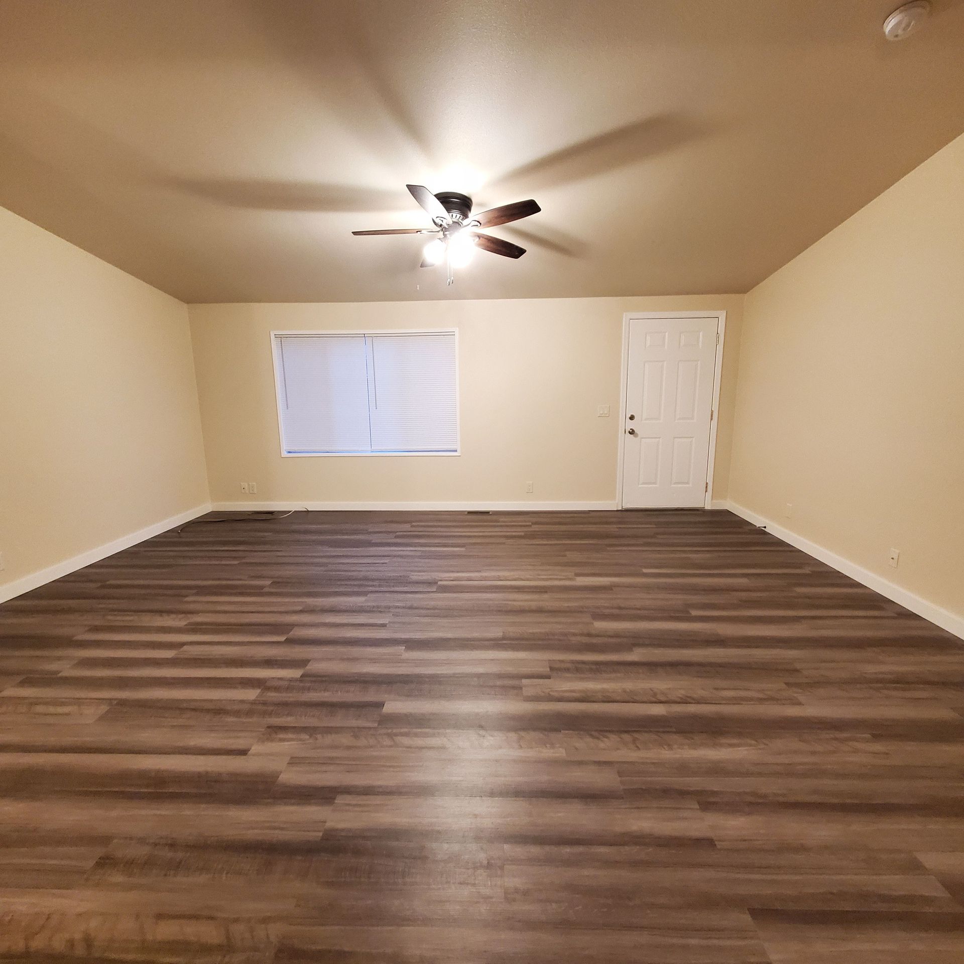 Ashwood Estates mobile homes in Tangent Oregon, four-bedroom two-bathroom – living room.