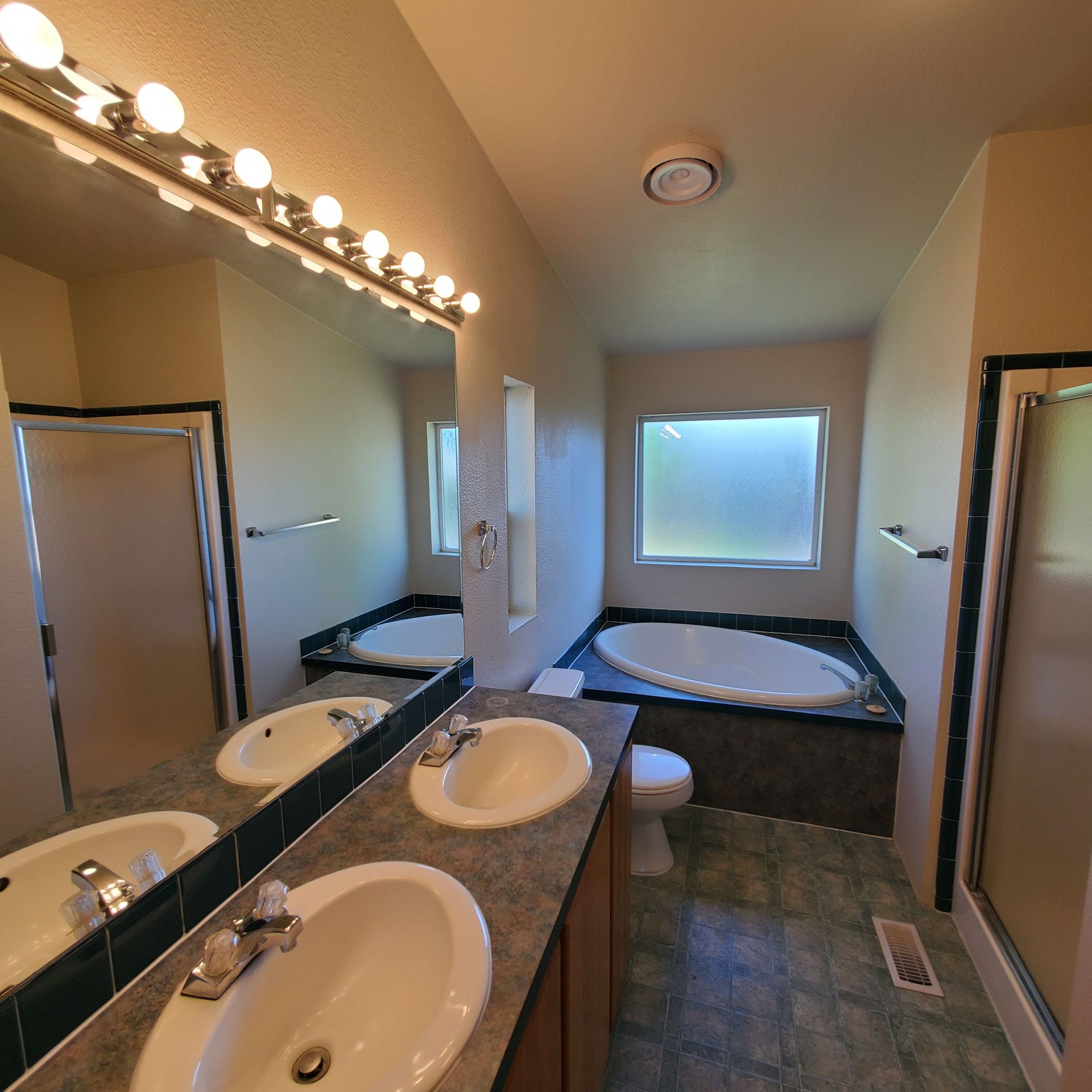 Ashwood Estates mobile homes in Tangent Oregon, two-bedroom three-bathroom – bathroom -2.