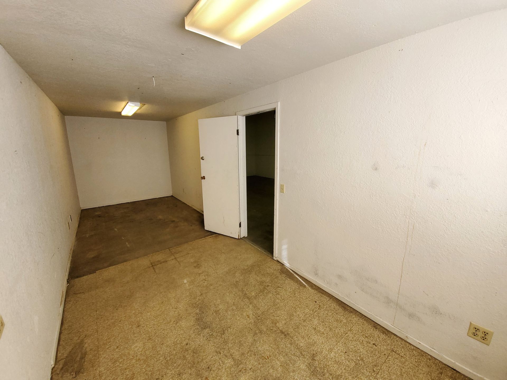 Three Lakes Storage in Albany Oregon – enclosed storage unit and door