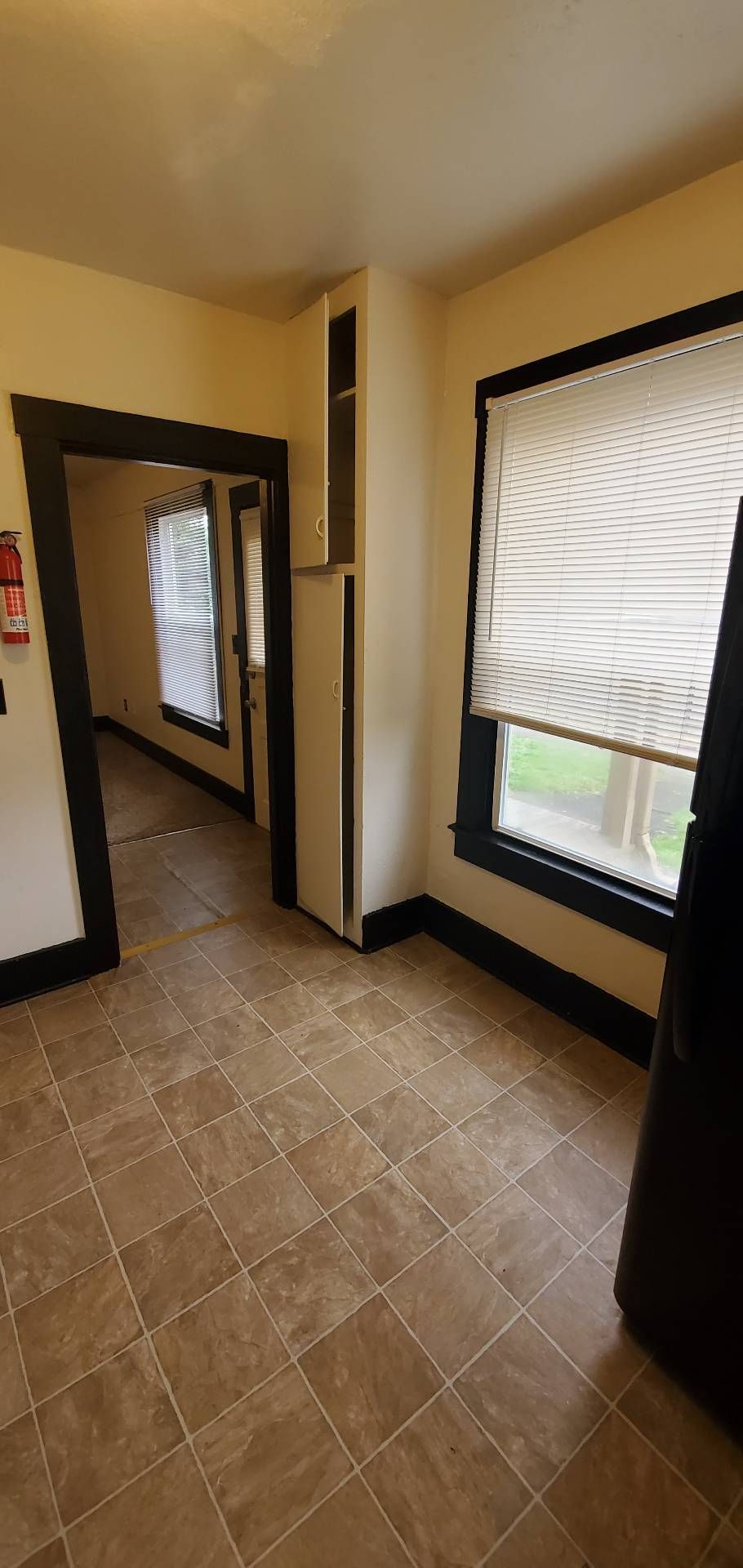 703 SW 15th St Apartments in Corvallis Oregon, near Oregon State University – kitchen looking out.