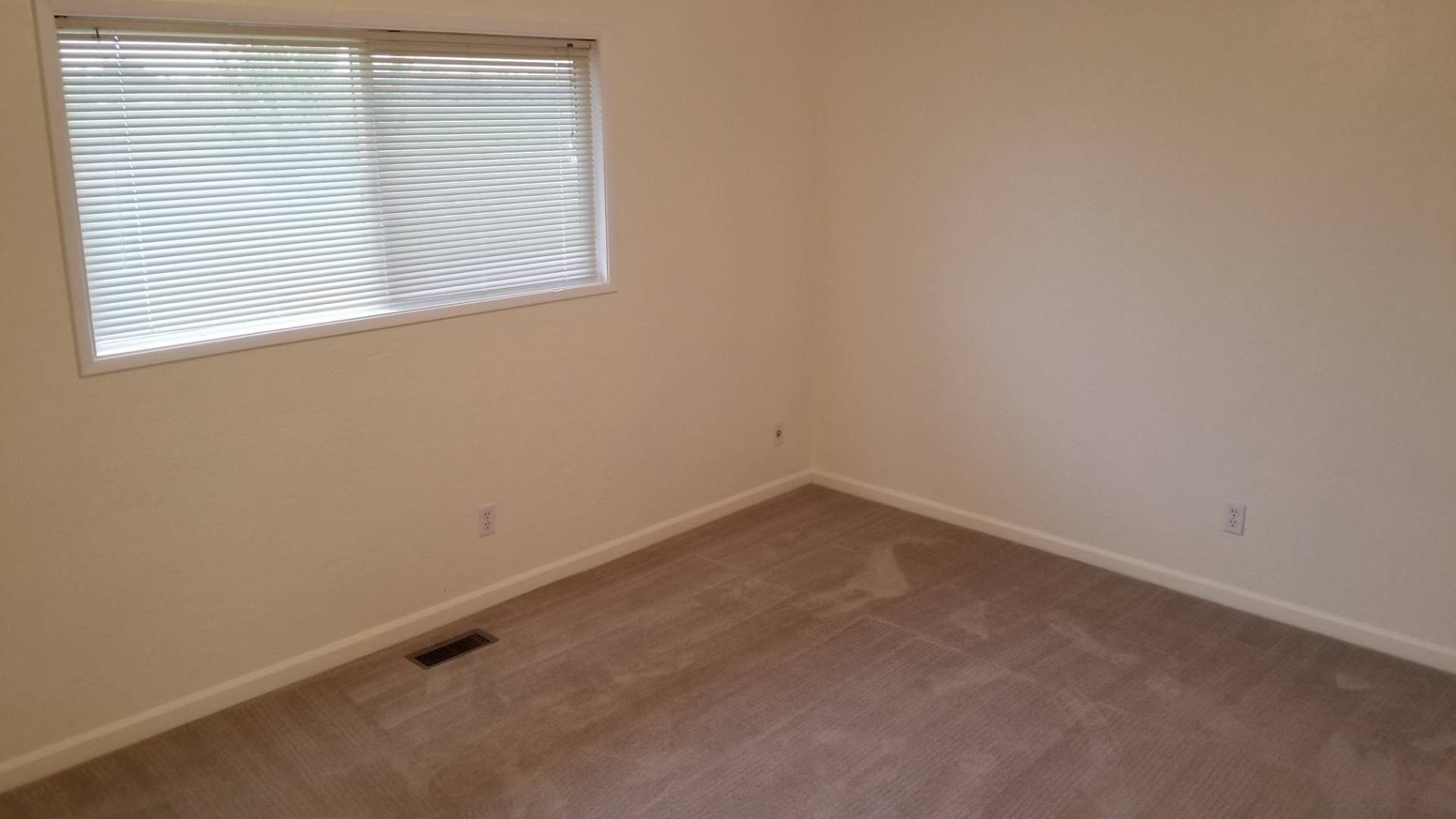 Amanda Lane Duplexes in Millersburg Oregon, two-bedroom one-bathroom – bedroom -2.