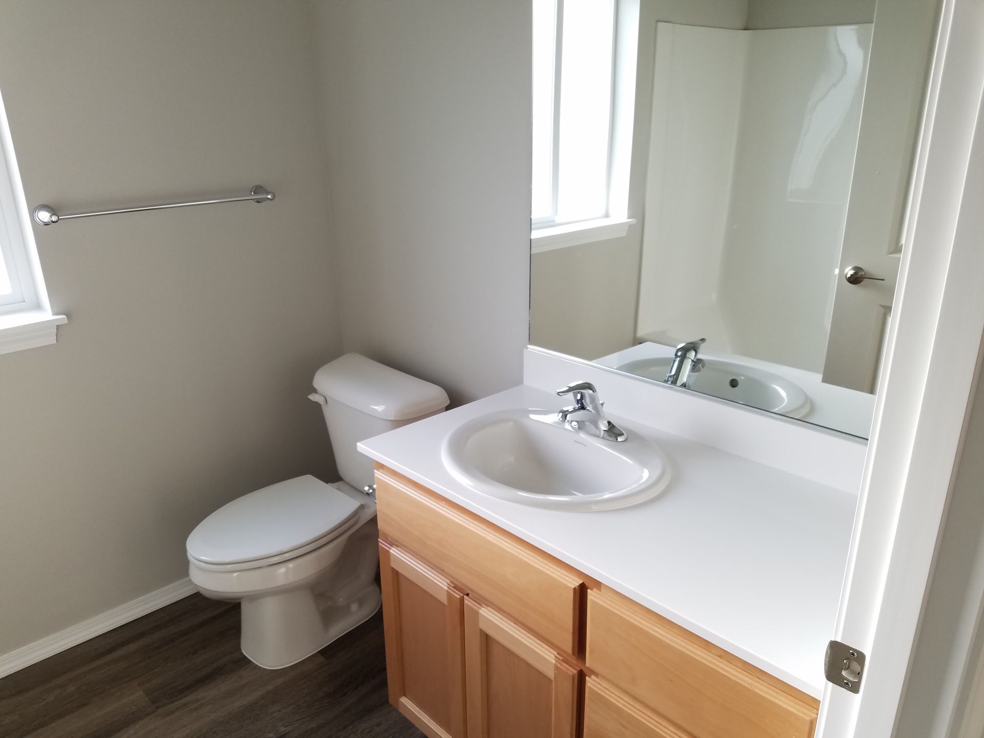 Pleasant View Apartments in Keizer Oregon, One-Bedroom one-bathroom – bathroom.