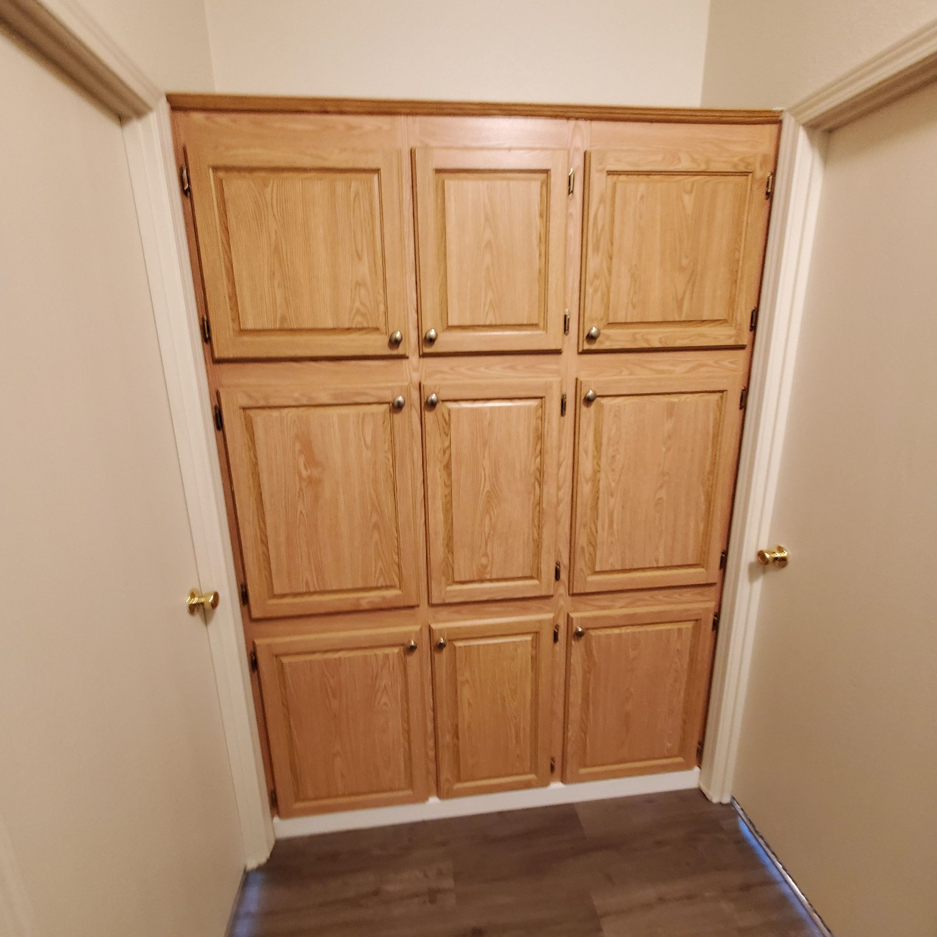 Ashwood Estates mobile homes in Tangent Oregon, five-bedroom three-bathroom – wooden storage cabinetry.