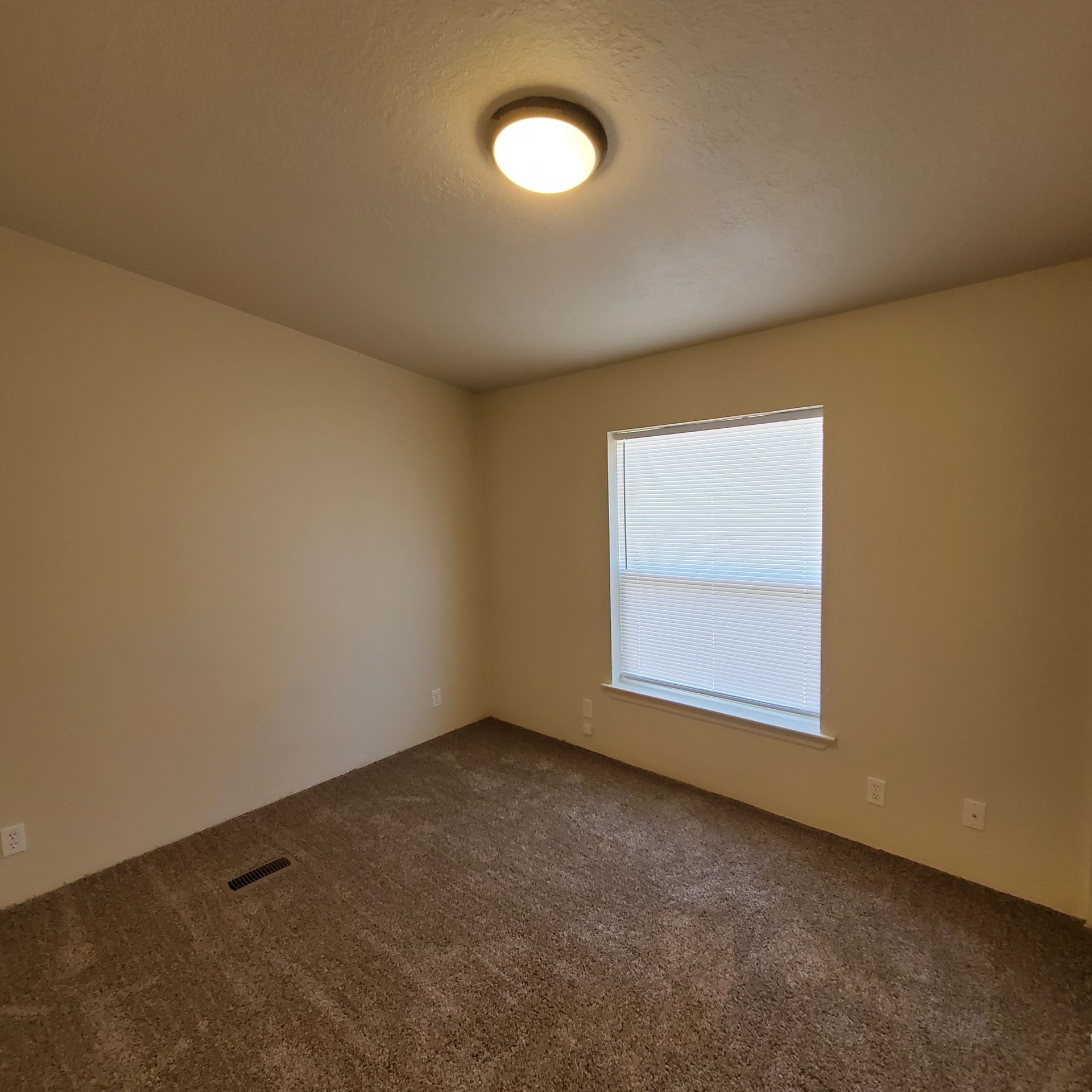 Ashwood Estates mobile homes in Tangent Oregon, two-bedroom three-bathroom – bedroom -2.