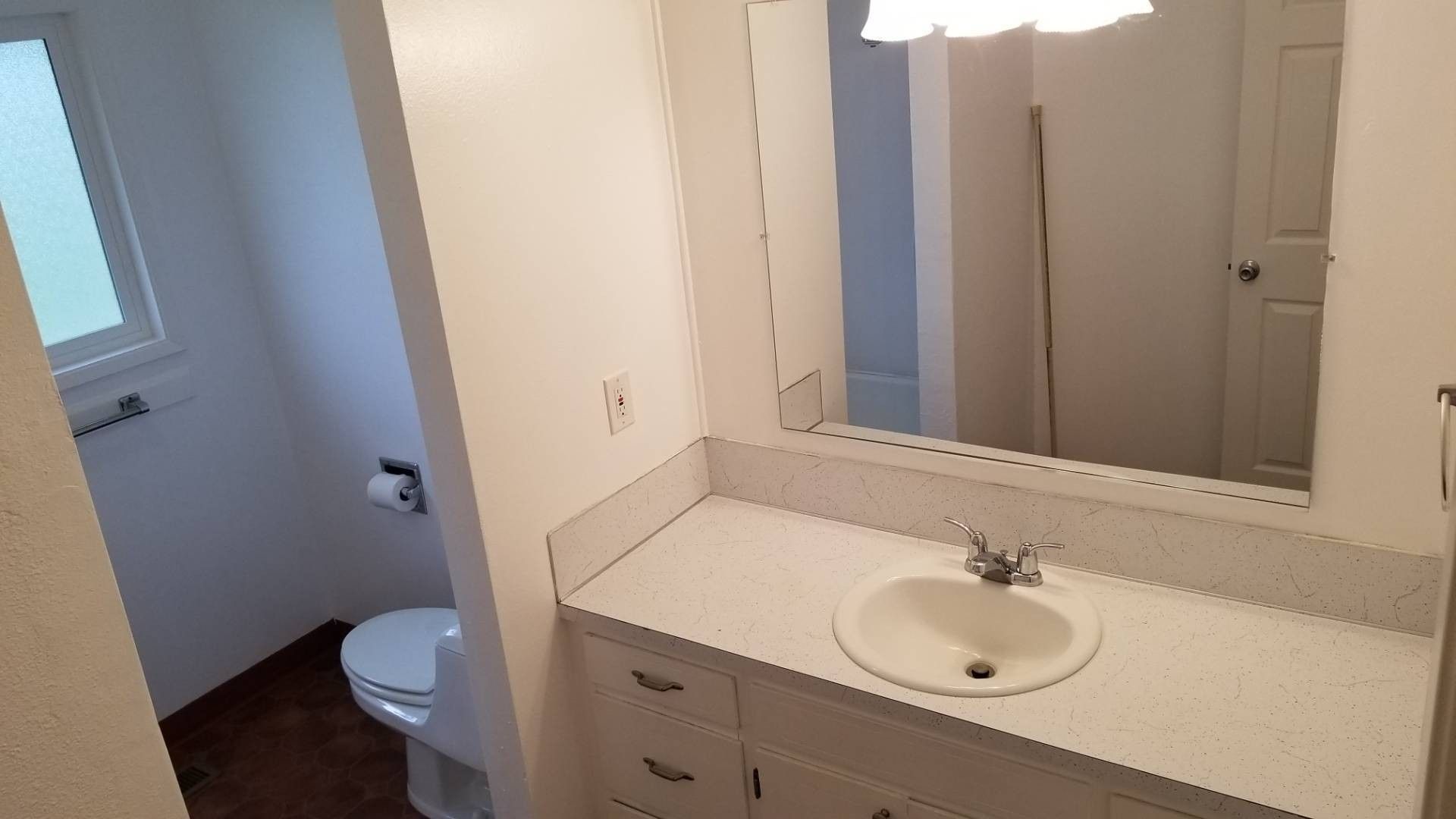 Amanda Lane Duplexes in Millersburg Oregon, two-bedroom one-bathroom – bathroom.