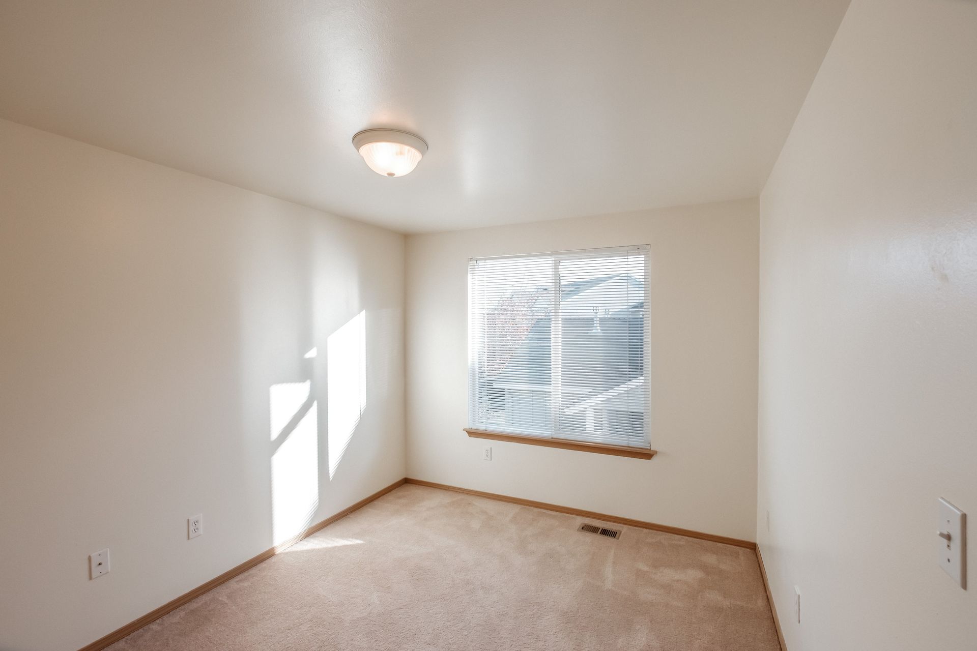 Mt. Vernon Town Homes in Albany Oregon, three-bedroom two and ½ bathroom – dining room.