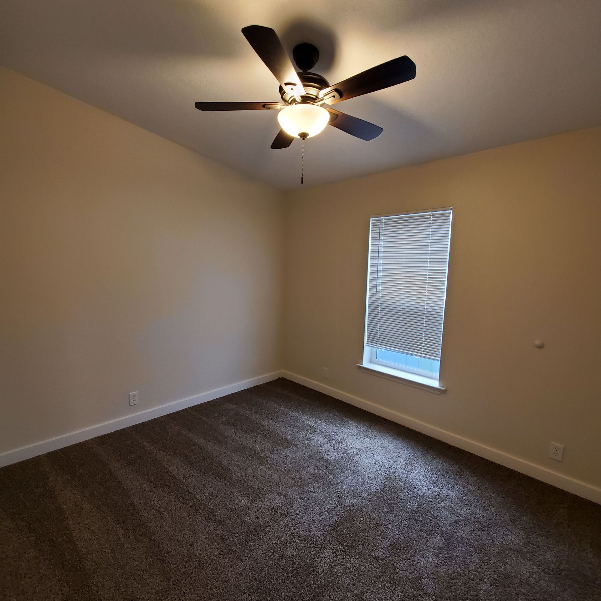 Ashwood Estates mobile homes in Tangent Oregon, five-bedroom three-bathroom – bedroom – 4 with ceiling fan.