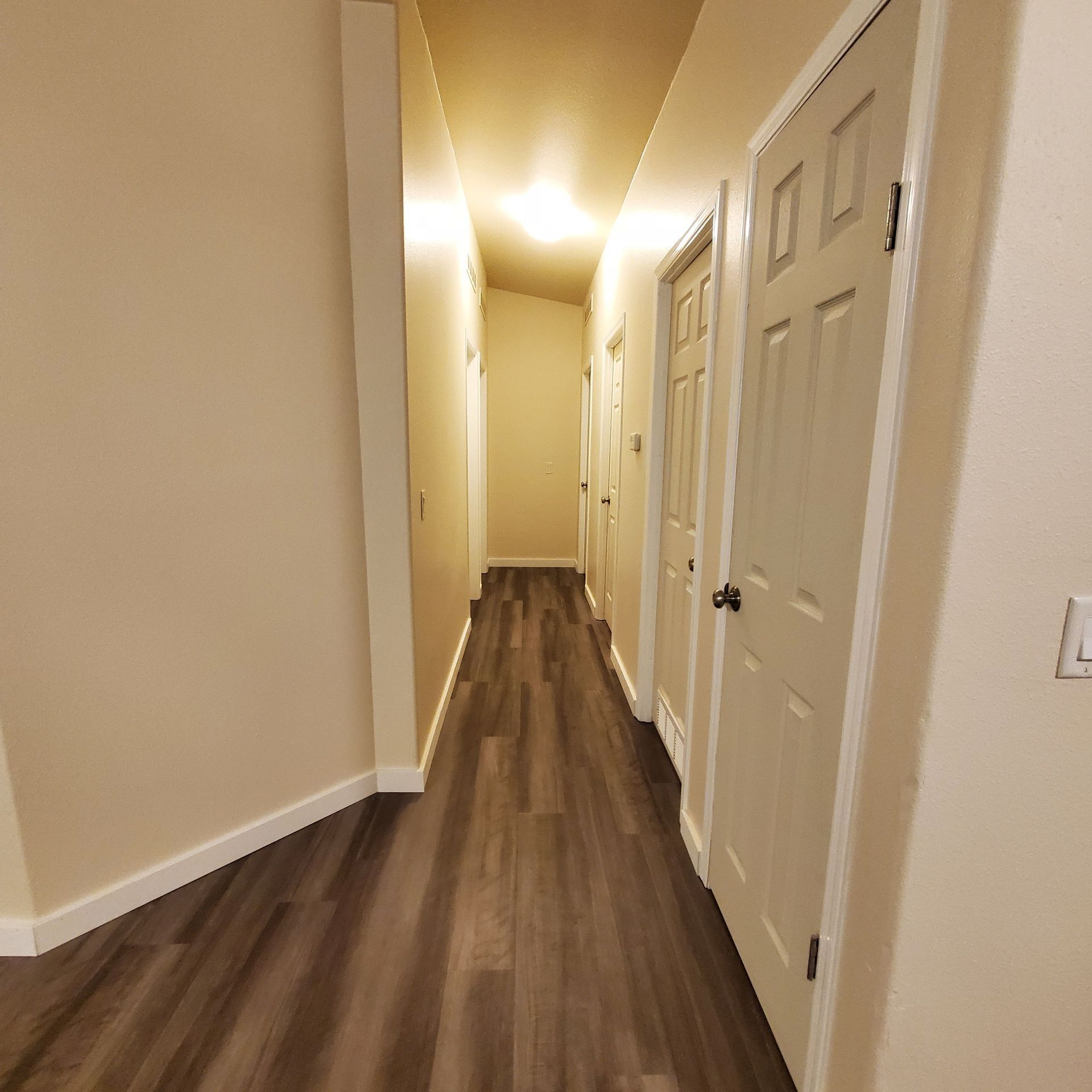 Ashwood Estates mobile homes in Tangent Oregon, four-bedroom two-bathroom – hallway.