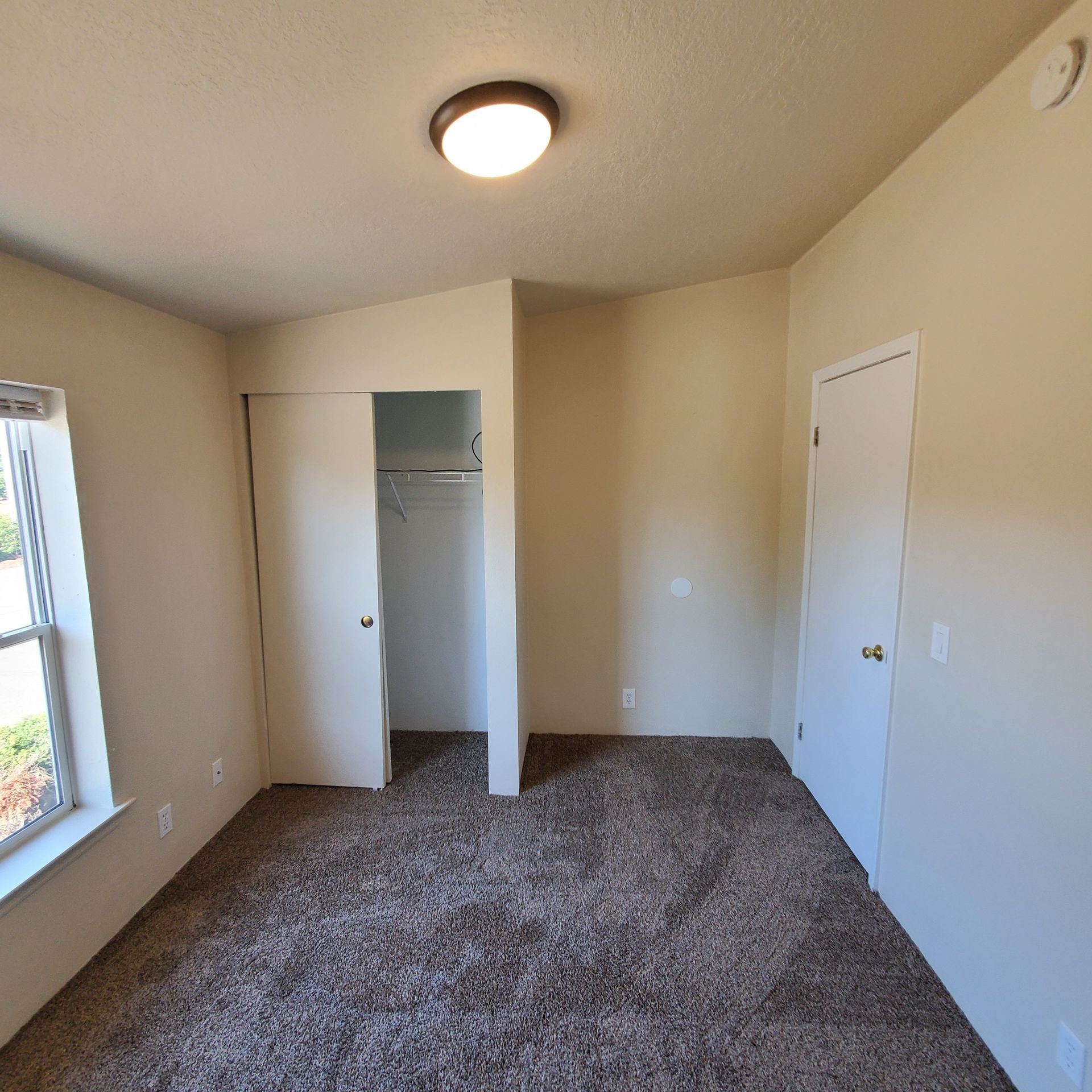 Ashwood Estates mobile homes in Tangent Oregon, two-bedroom three-bathroom – bedroom and closet -1.
