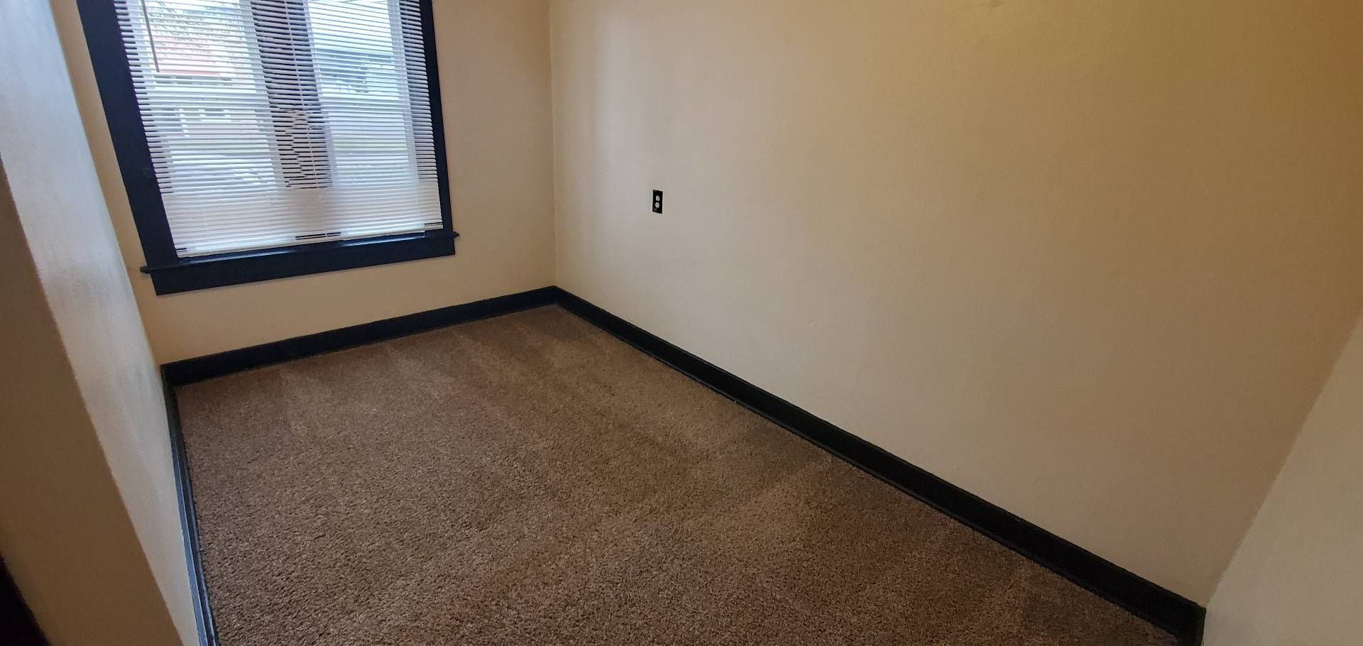 703 SW 15th St Apartments in Corvallis Oregon, near Oregon State University – bedroom window.