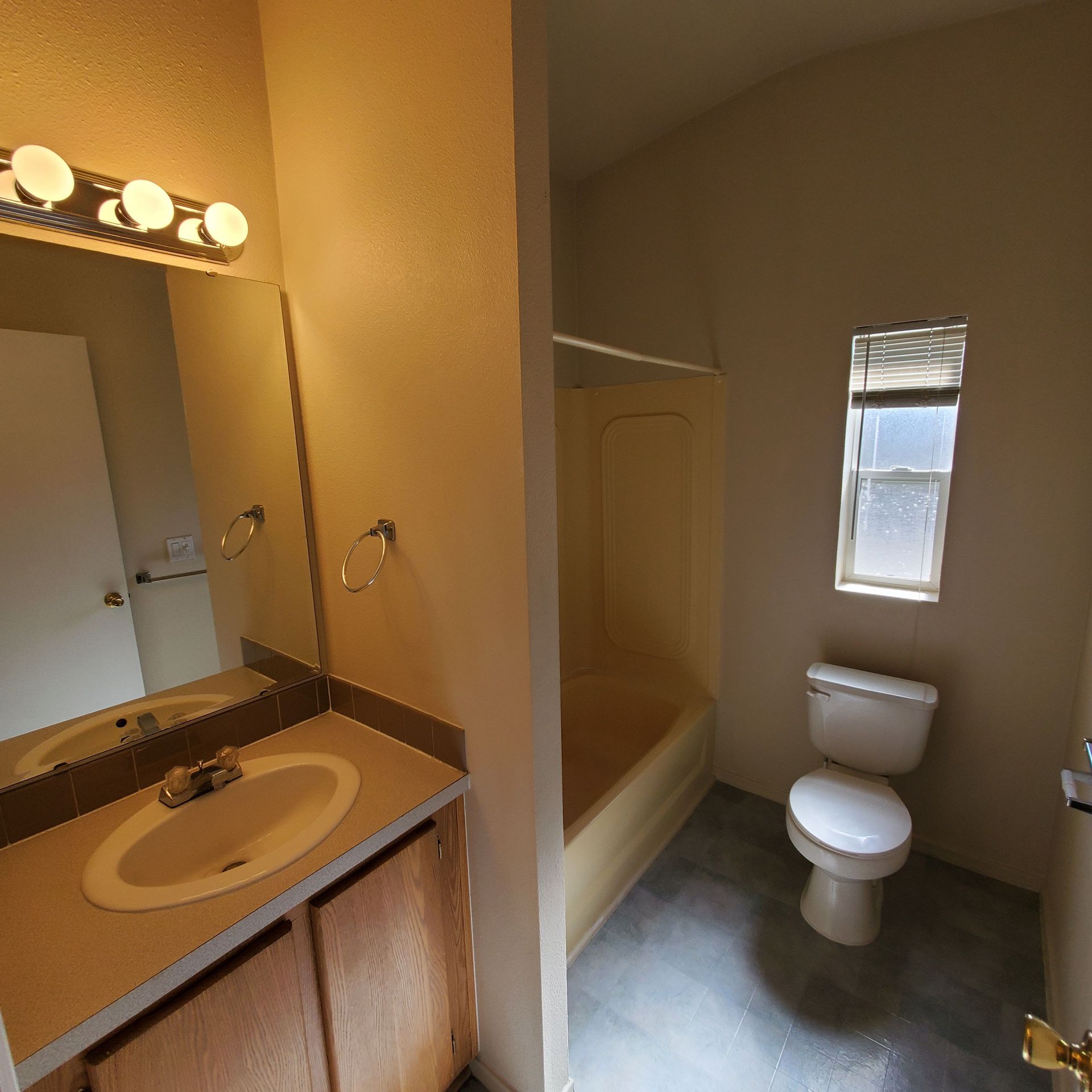 Ashwood Estates mobile homes in Tangent Oregon, two-bedroom three-bathroom – bathroom -1.