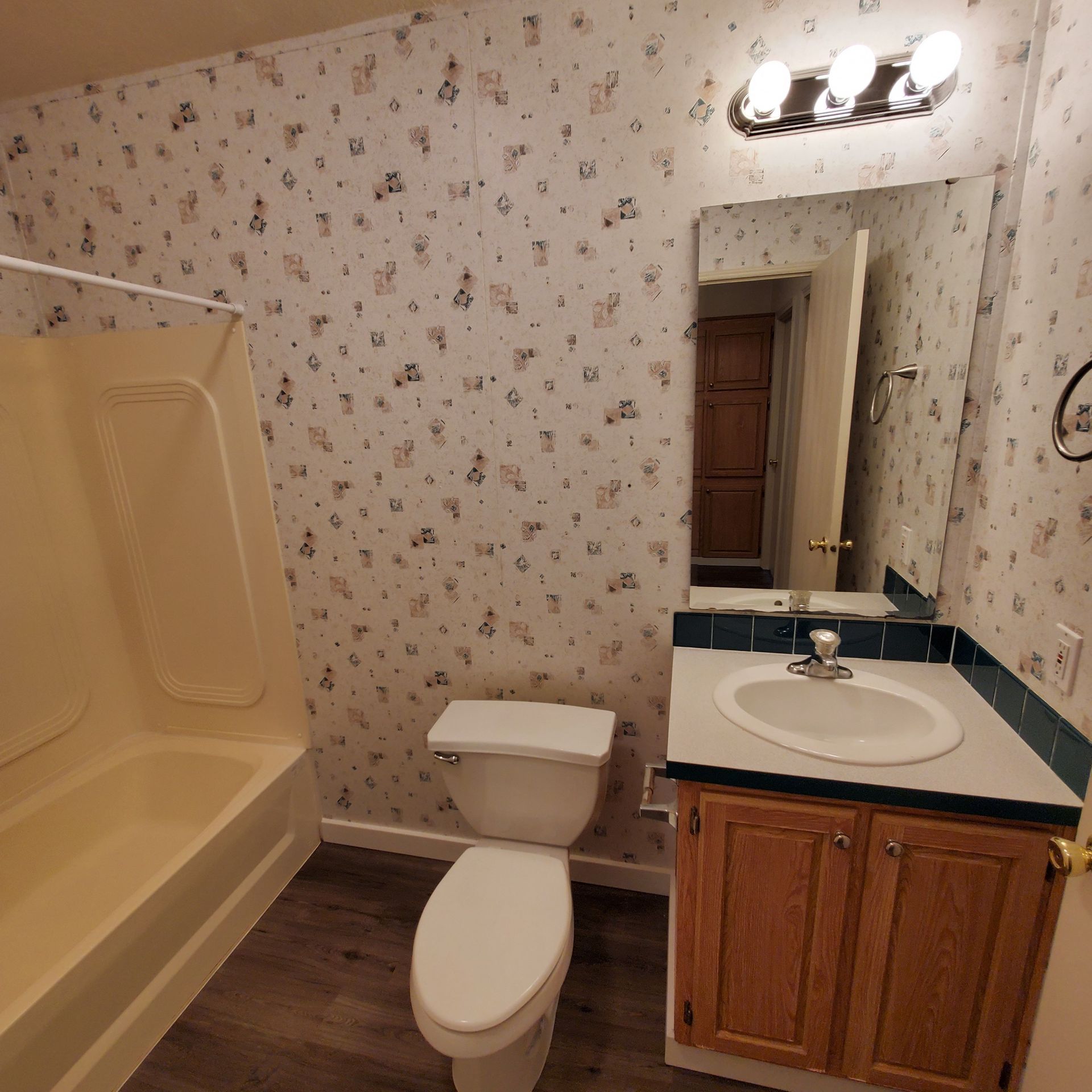 Ashwood Estates mobile homes in Tangent Oregon, five-bedroom three-bathroom – bathroom – 3.