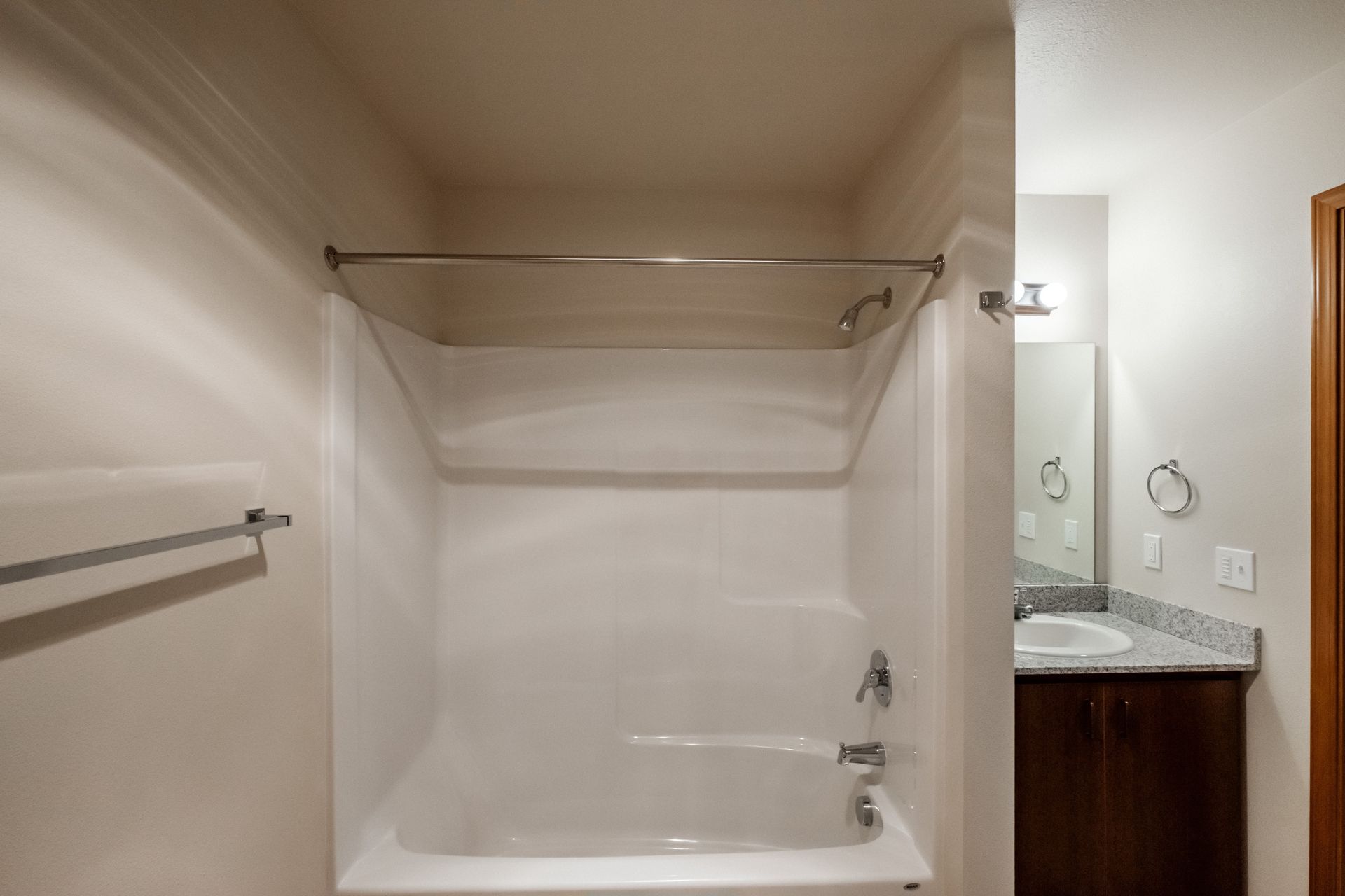 Oak Springs Apartments in Philomath Oregon, Near Oregon state University, one-bedroom one-bathroom – bathroom.