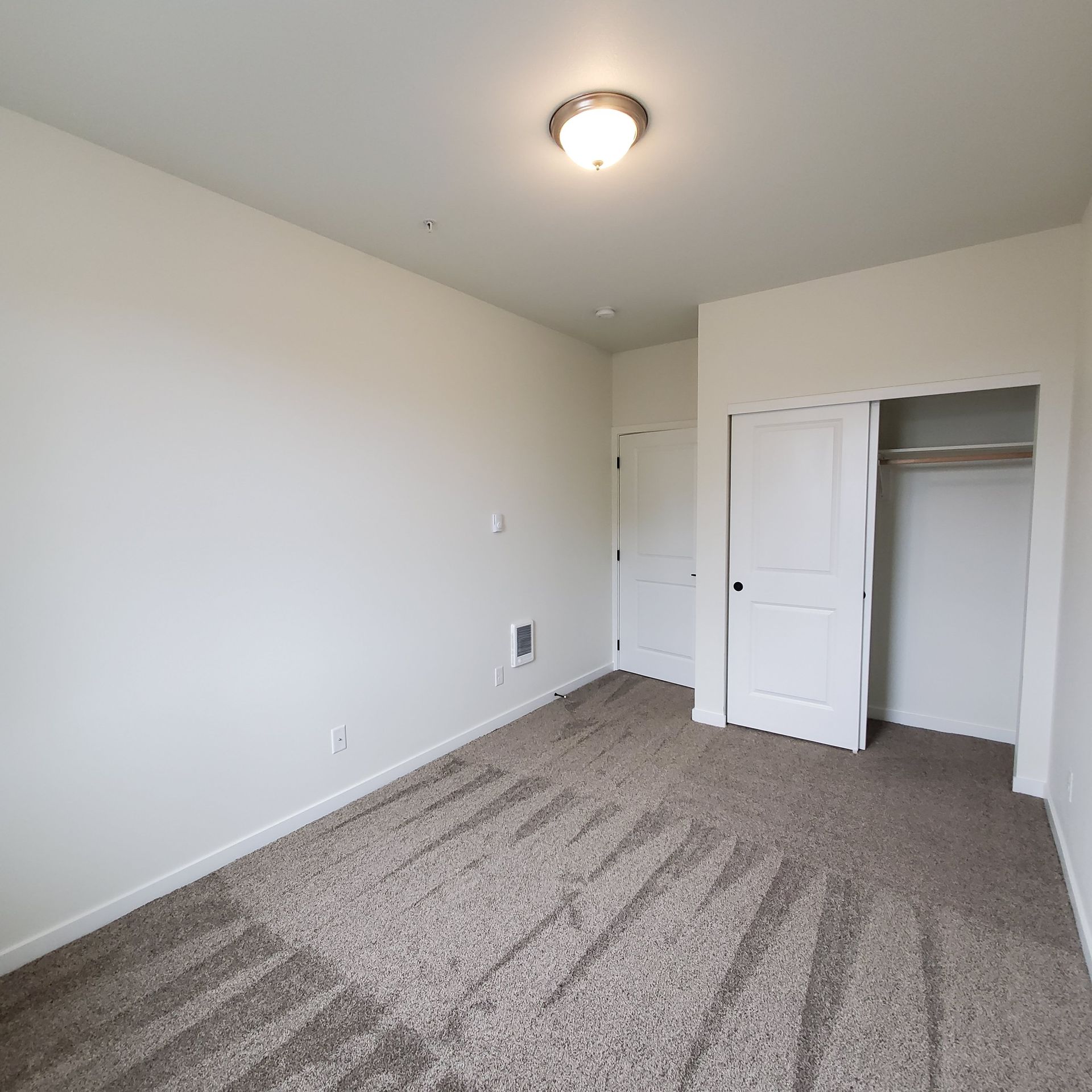 Oregon, near Western University of Health Sciences, one-bedroom one-bathroom – bedroom and closet.