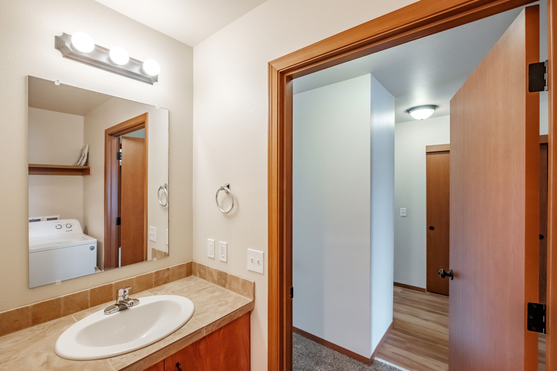 Aspen Place Apartments in Lebanon Oregon, near Western University of Health Sciences, one-bedroom one-bath – bathroom.