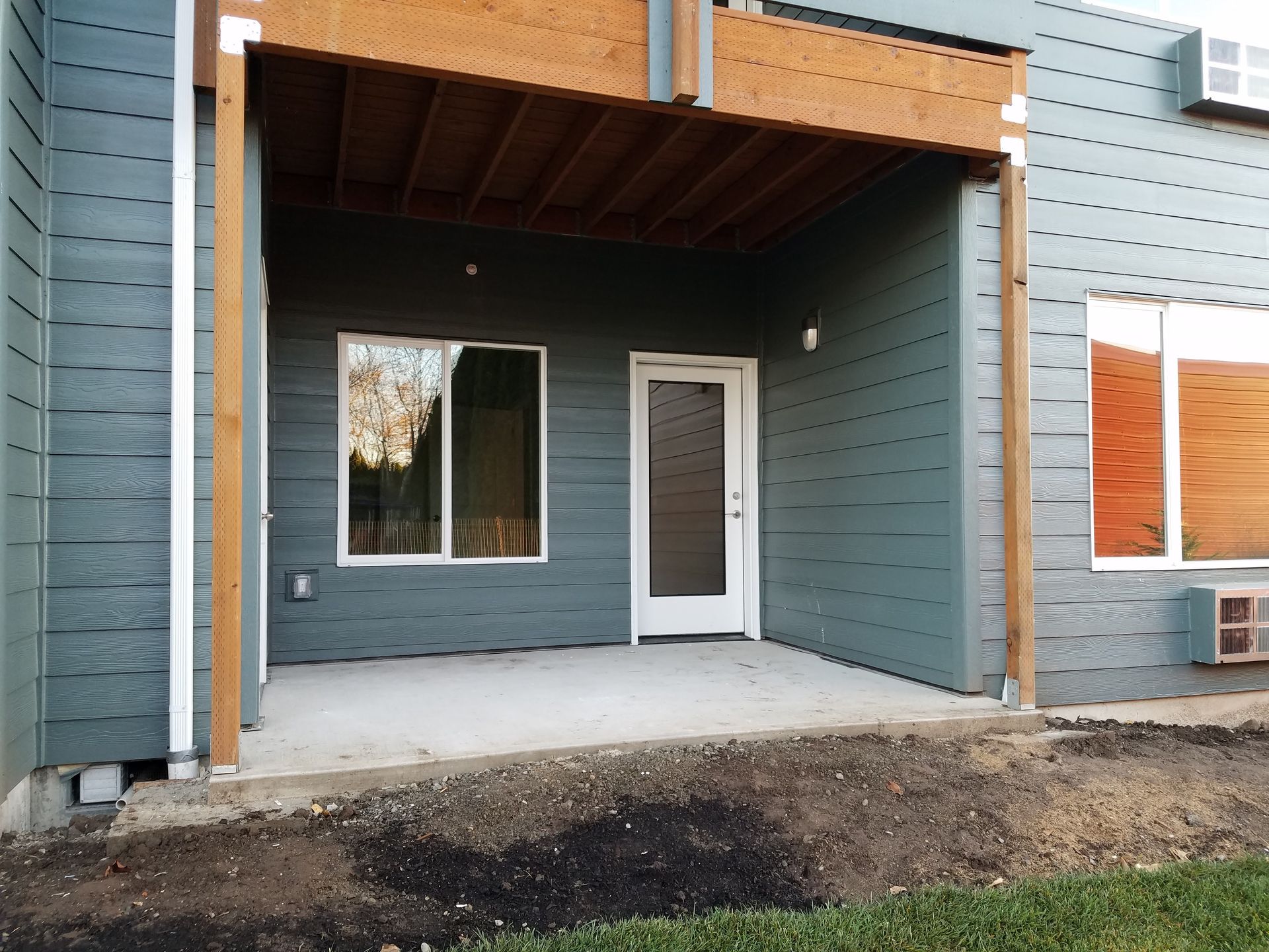 Pleasant View Apartments in Keizer Oregon, two-bedroom two-bathroom – porch.