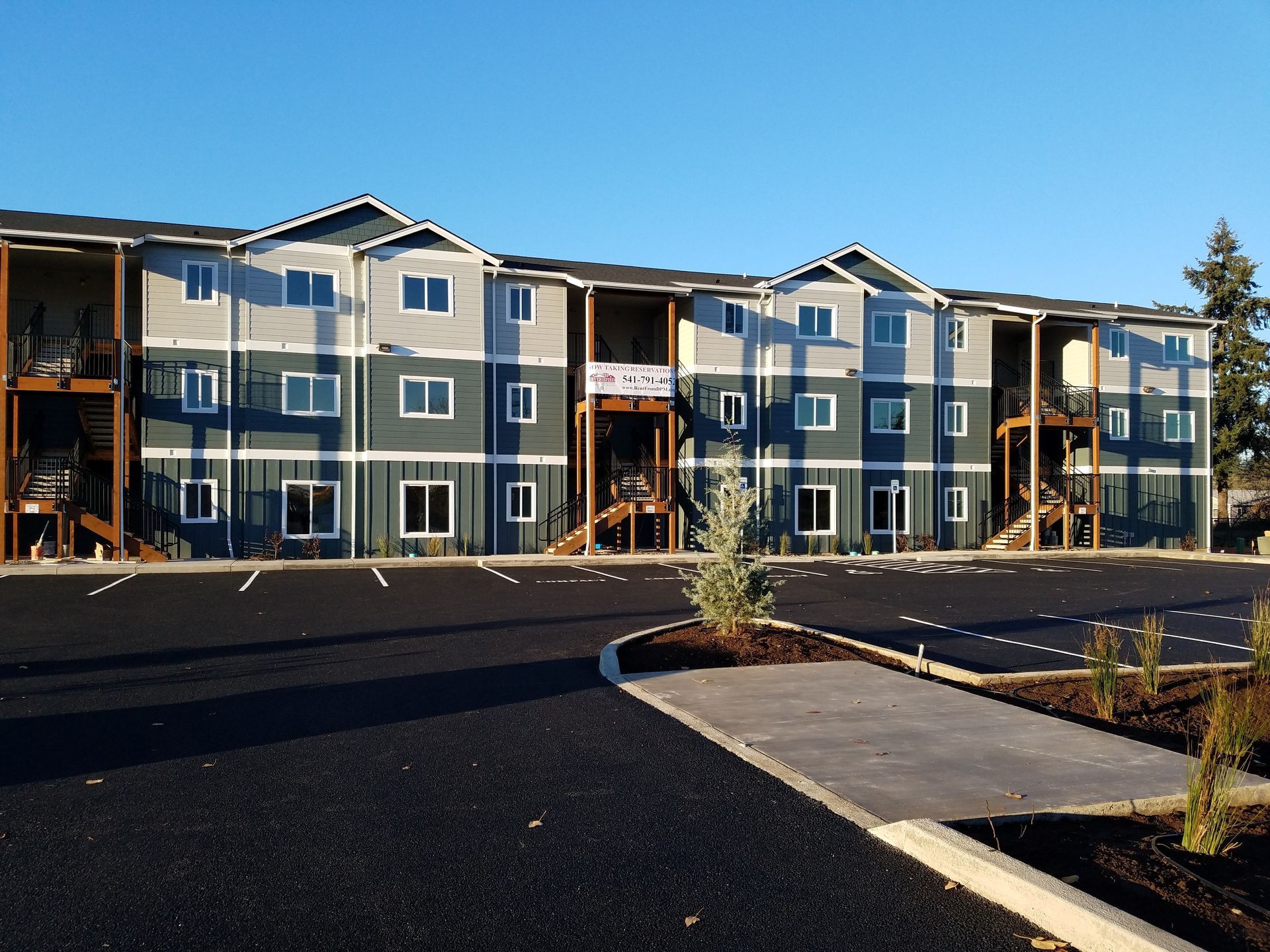 Pleasant View Apartments in Keizer Oregon – Apartment community building and parking lot.