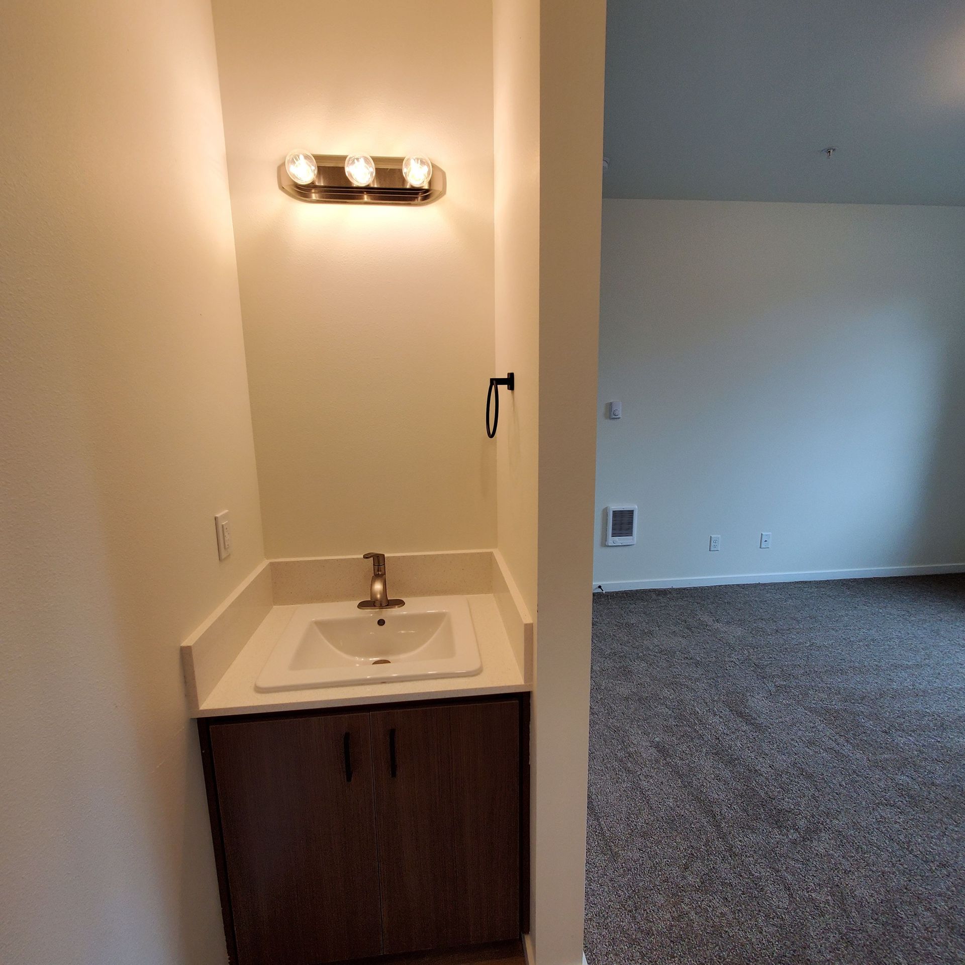 Oregon, near Western University of Health Sciences, two-bedroom two-bathroom – bathroom -2.