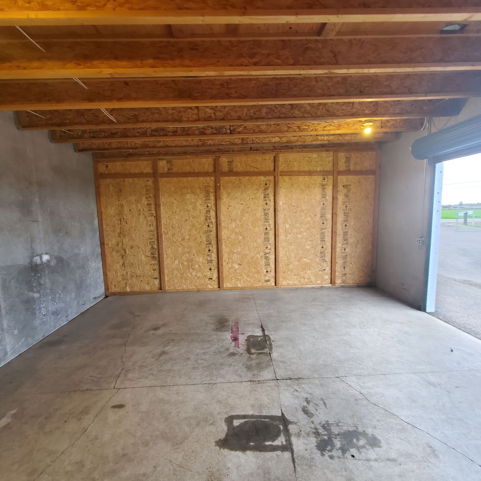 34 Self Store in Tangent Oregon, near Oregon State University – larger storage unit looking perpendicular to door.