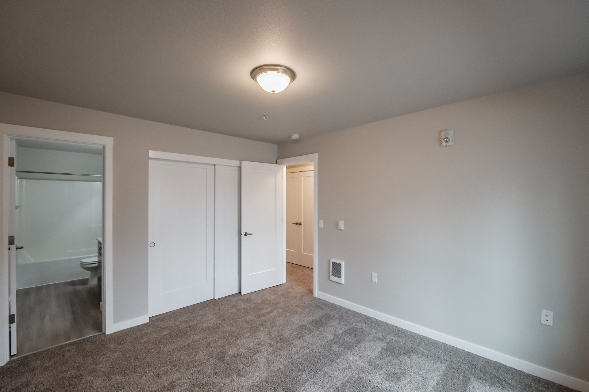 Evergreen Valley Apartments in McMinnville Oregon, near Linfield University – master bedroom, closet and bathroom – 1.
