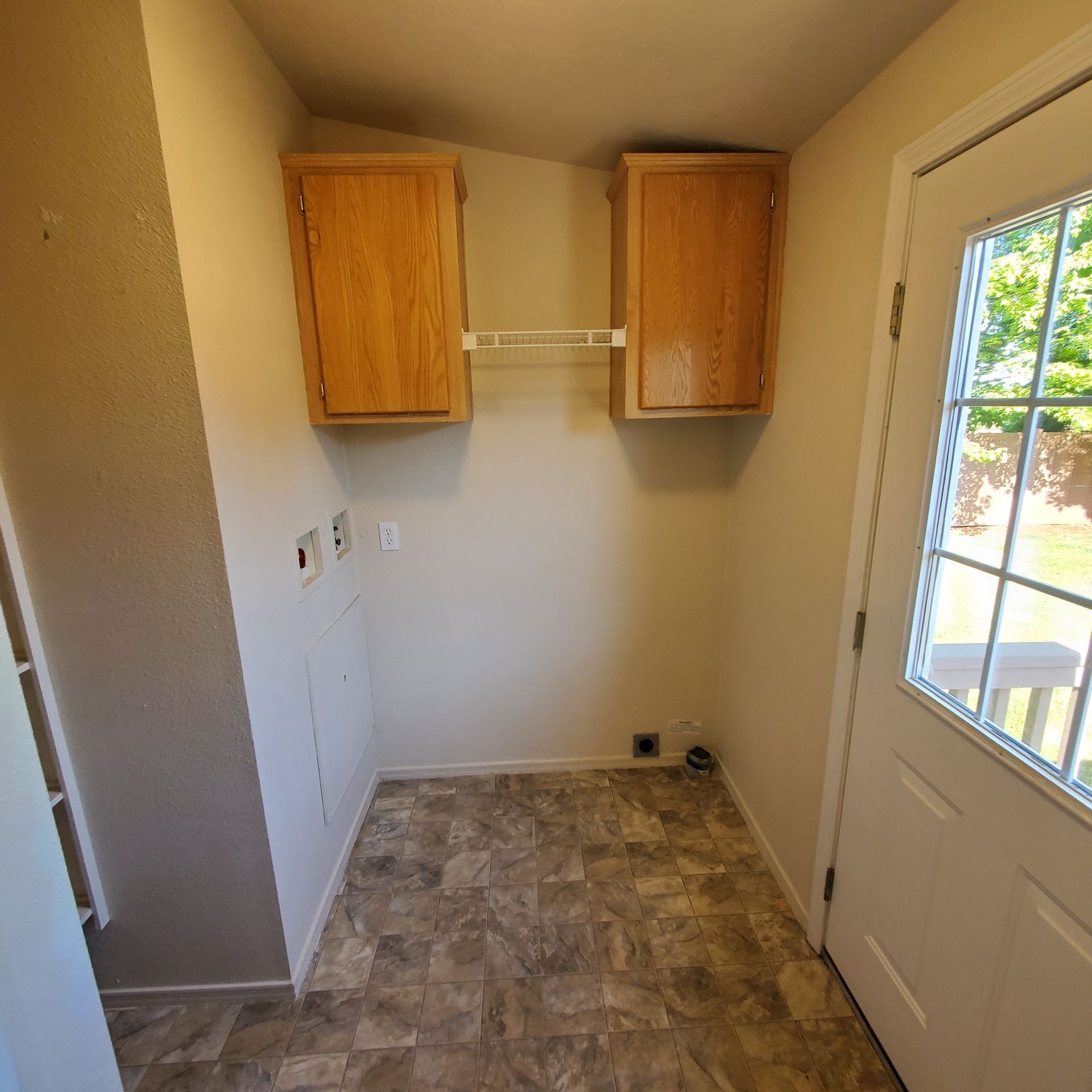 Ashwood Estates mobile homes in Tangent Oregon, two-bedroom three-bathroom – mudroom.