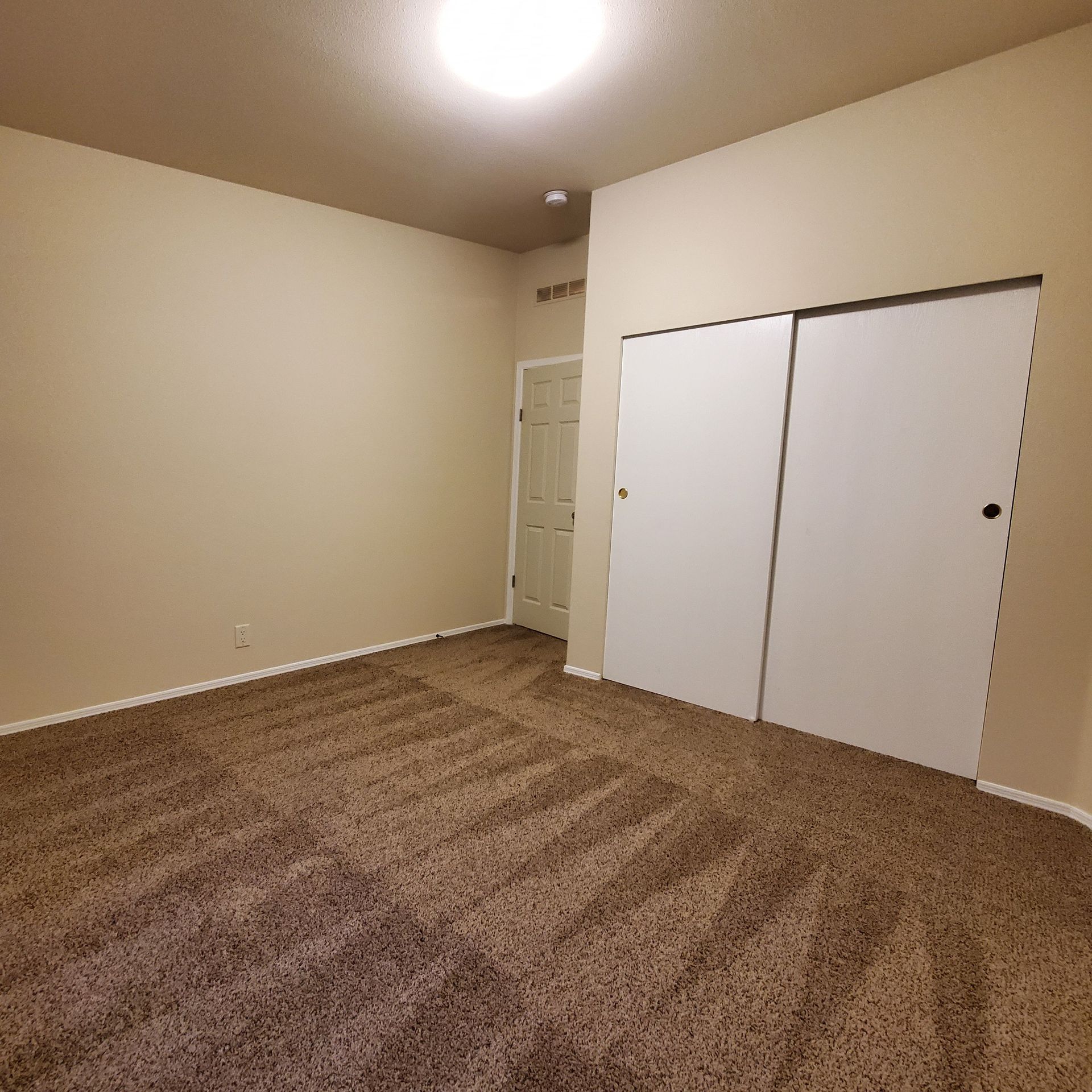 Ashwood Estates mobile homes in Tangent Oregon, four-bedroom two-bathroom – bedroom and closet -4.