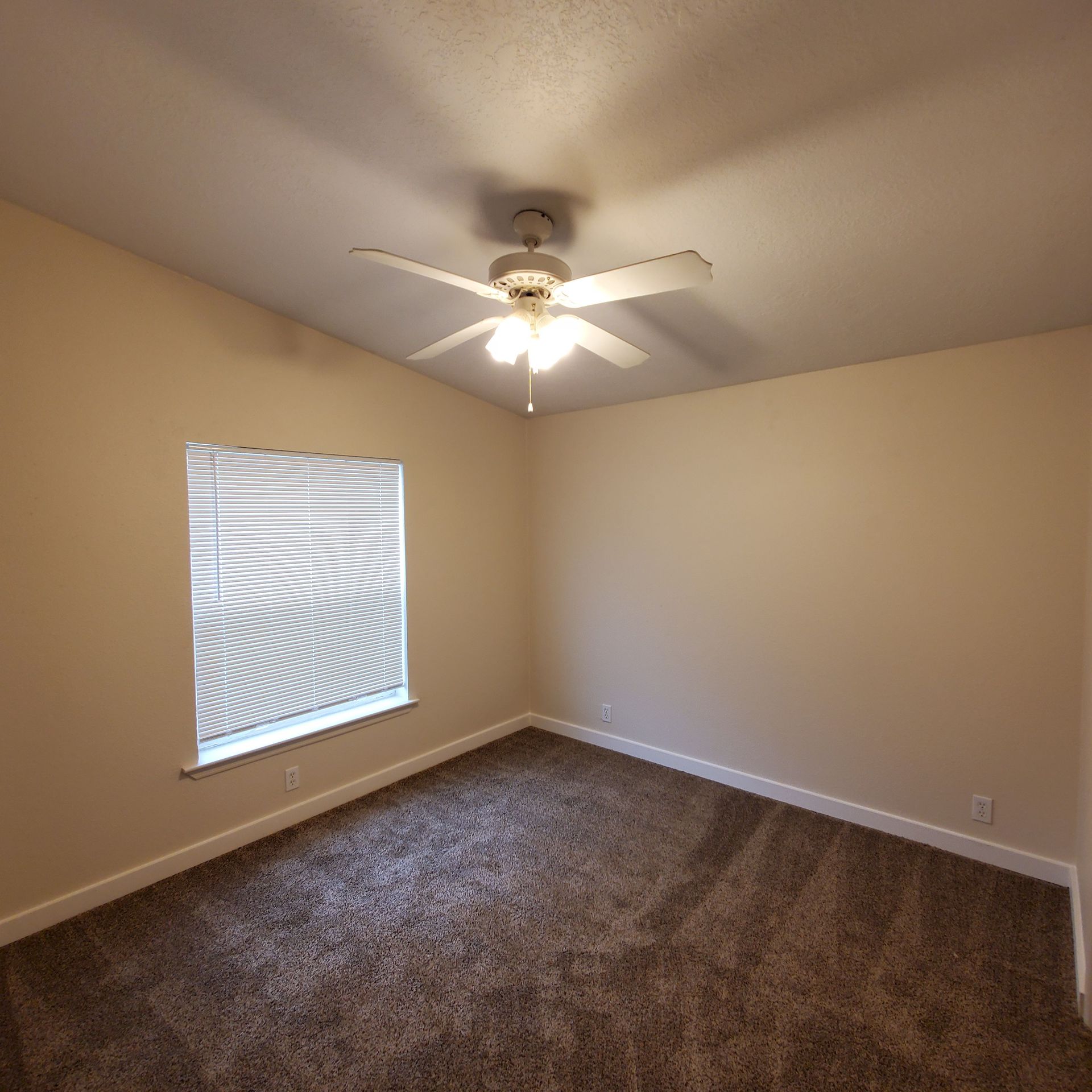 Ashwood Estates mobile homes in Tangent Oregon, five-bedroom three-bathroom – bedroom – 5.