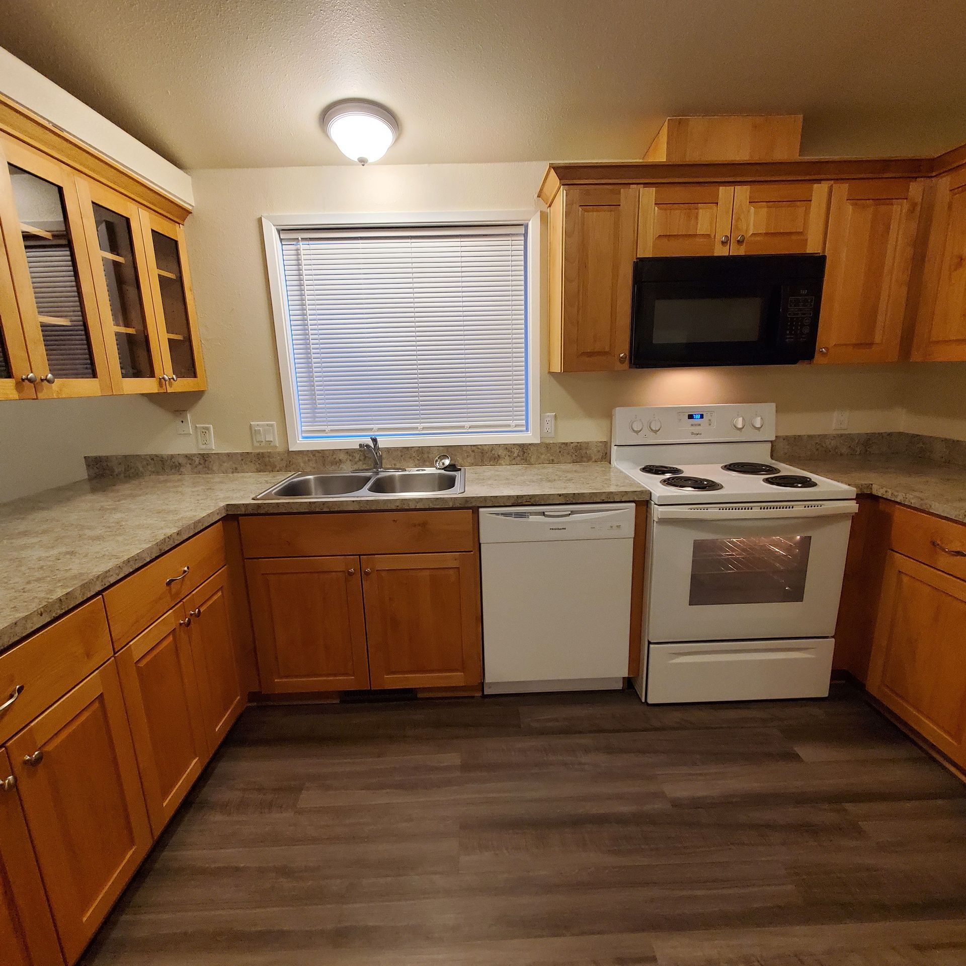 Ashwood Estates mobile homes in Tangent Oregon, four-bedroom two-bathroom – kitchen.