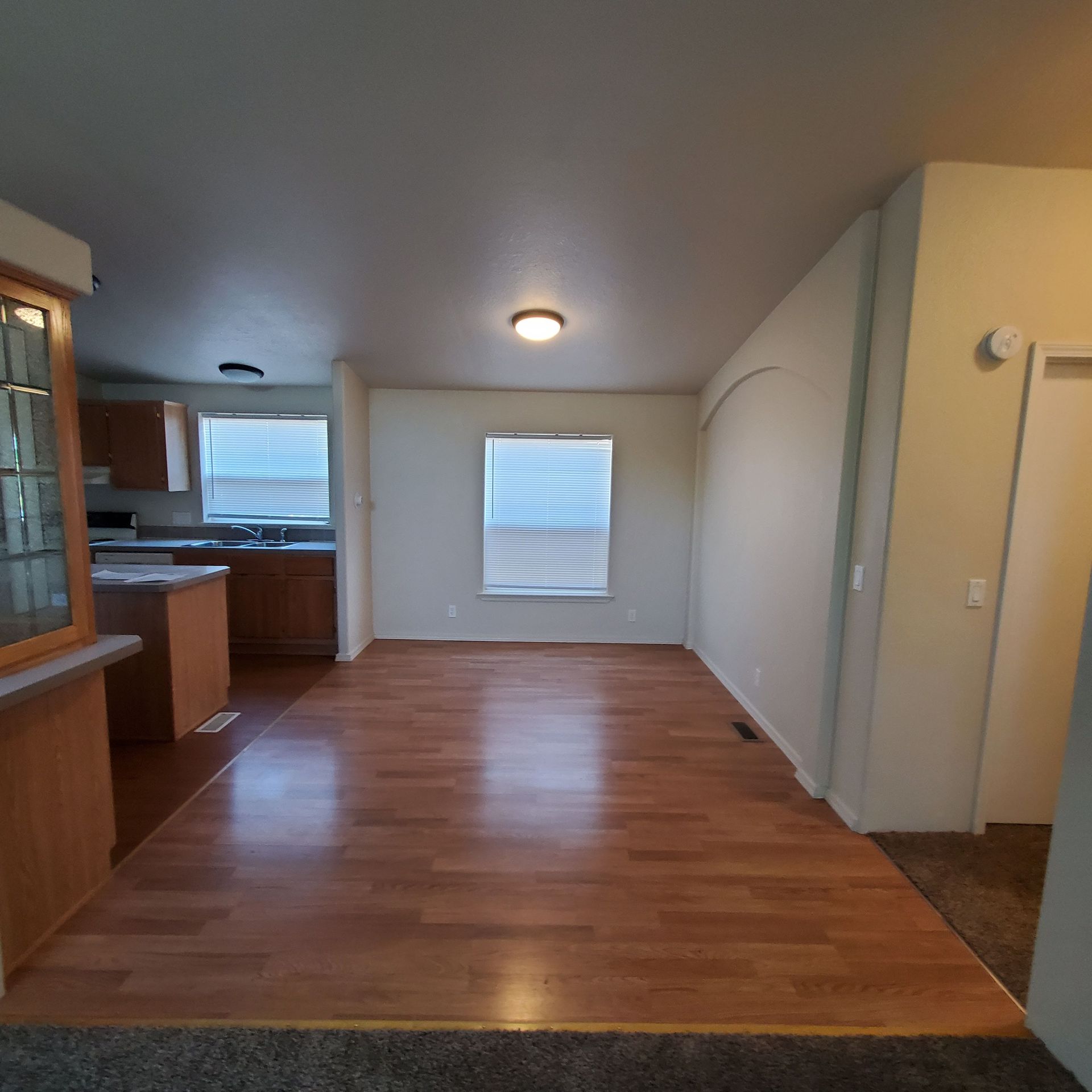 Ashwood Estates mobile homes in Tangent Oregon, three-bedroom three-bathroom – entryway.