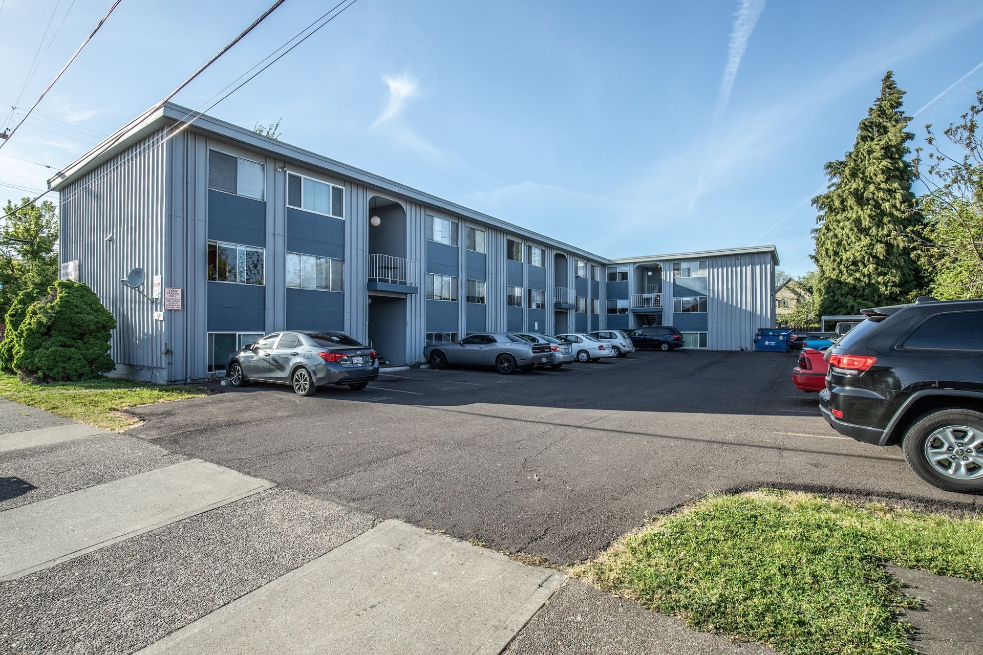 1061 Washington Apartments in Corvallis Oregon. Near Oregon State University – building exterior and resident parking.