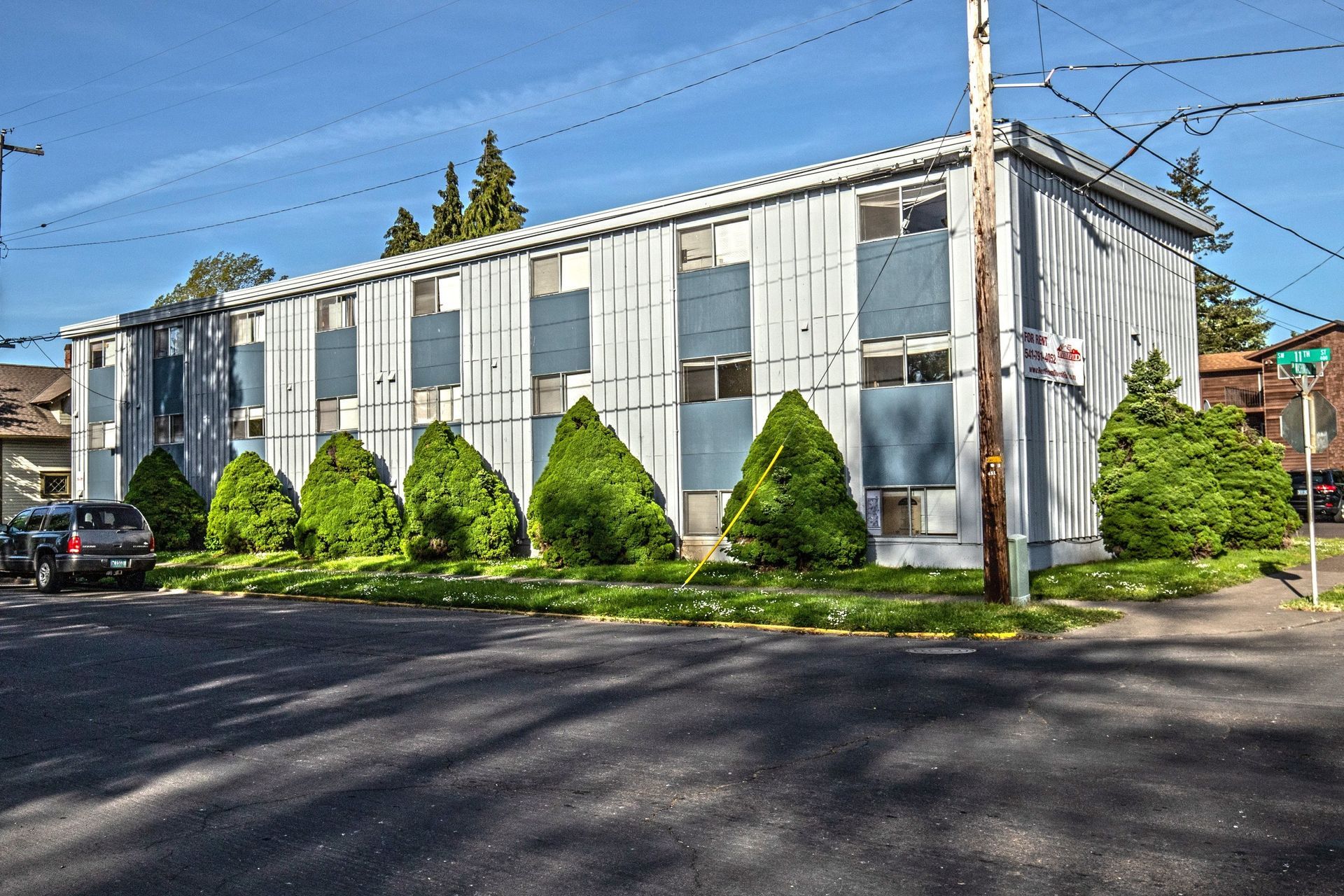1061 Washington Apartments in Corvallis Oregon. Near Oregon State University – apartment street view, tree landscaping.