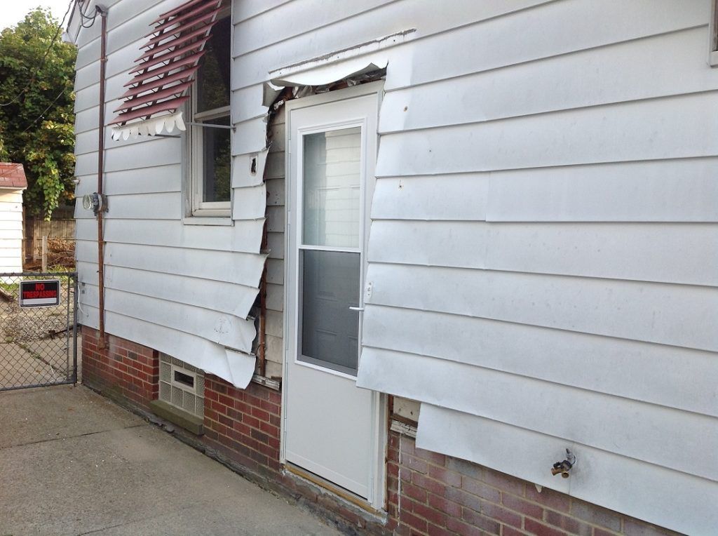 Siding Before Renovation — Willoughby, OH — Shiloh Painting & Home Services LLC