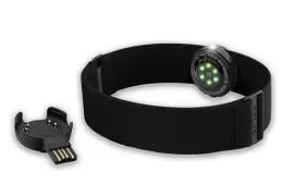 Zwarte fitnesstracker met oplaadstation, voorzien van hartslagsensor.