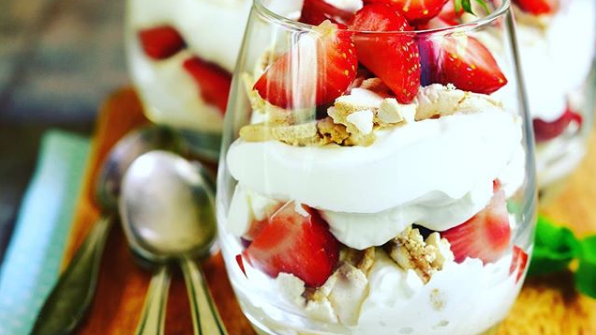 Ein Dessert im Glas, vor allem bestehend aus Erdbeeren und weißem Quark