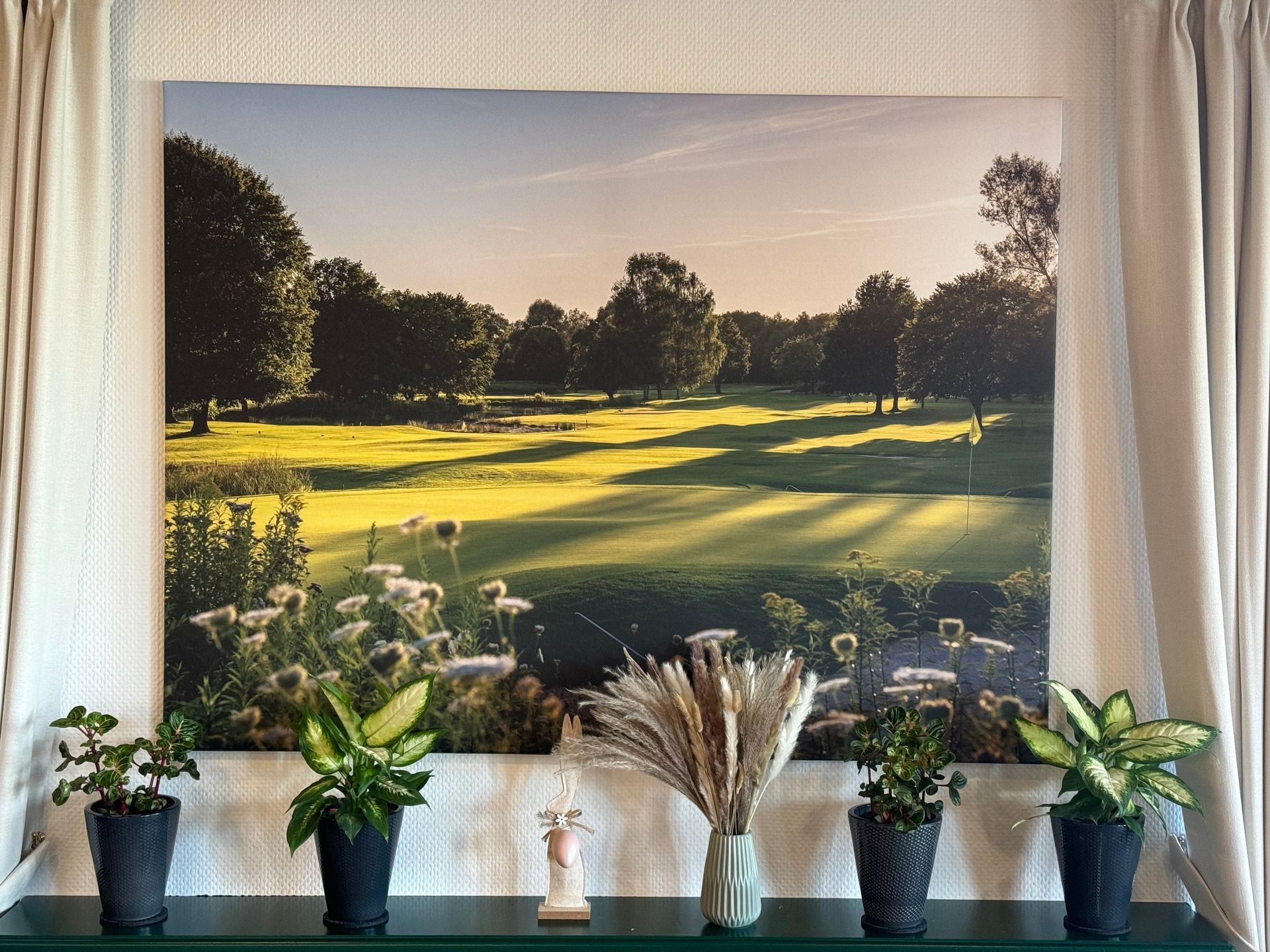 Ein Foto vom Golfplatz-Panorama als Wandgemälde im Restaurant Platzhirsch