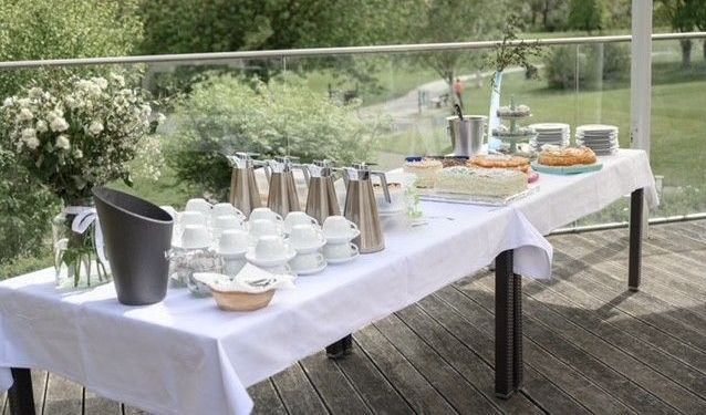 Gedecktes Buffet für Kaffee und Kuchen auf der Terrasse des Restaurant Platzhirsch