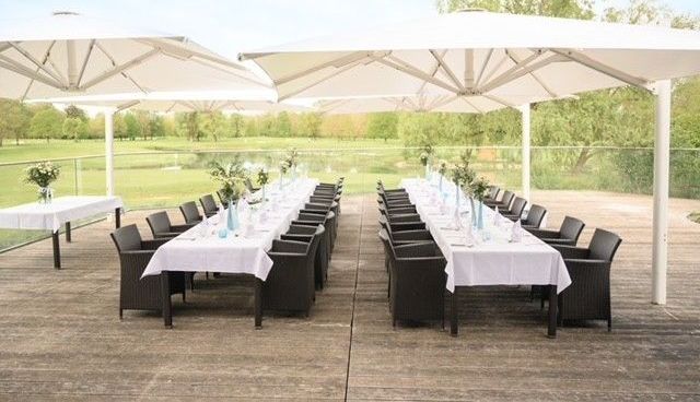 Gedeckte Tische auf der Terrasse des Restaurant Platzhirsch, alles ist für eine Feier angerichtet und mit Blumen geschmückt