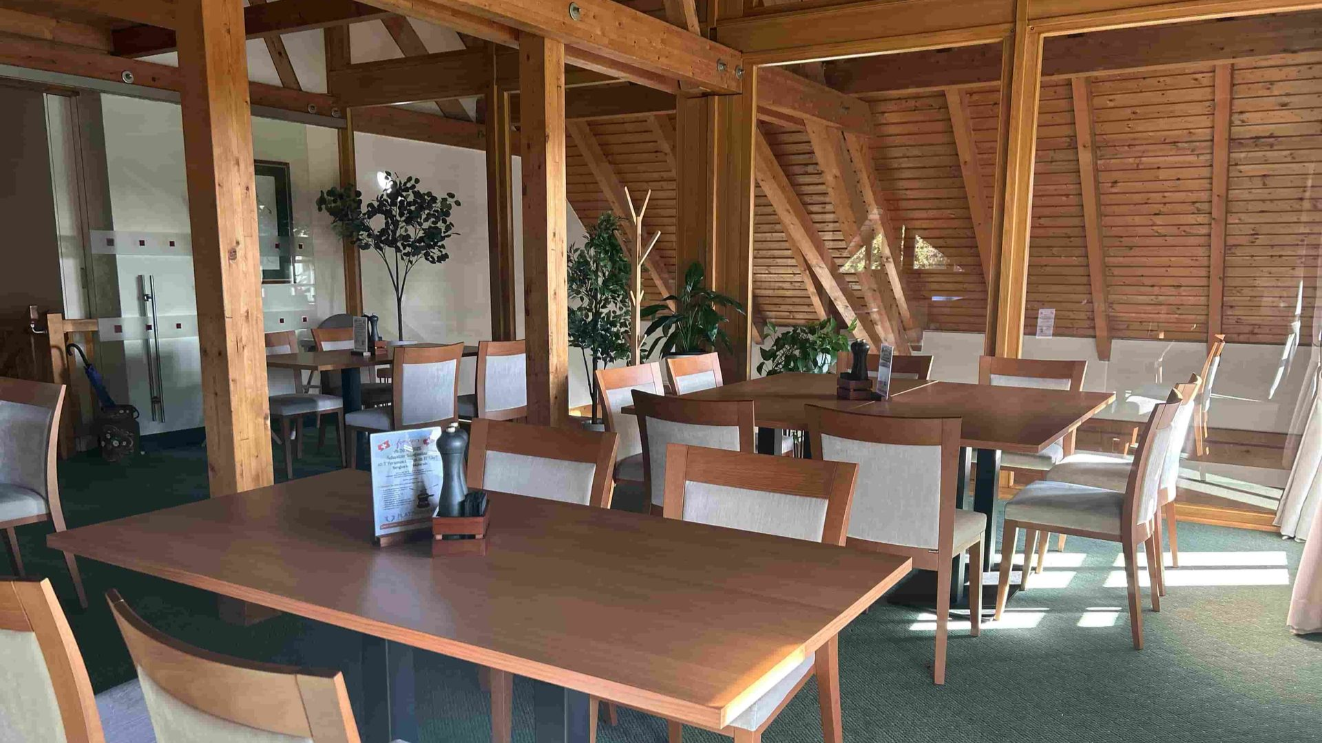 Tische und Stühle im Tagungs- bzw. Eventraum des Restaurant Platzhirsch