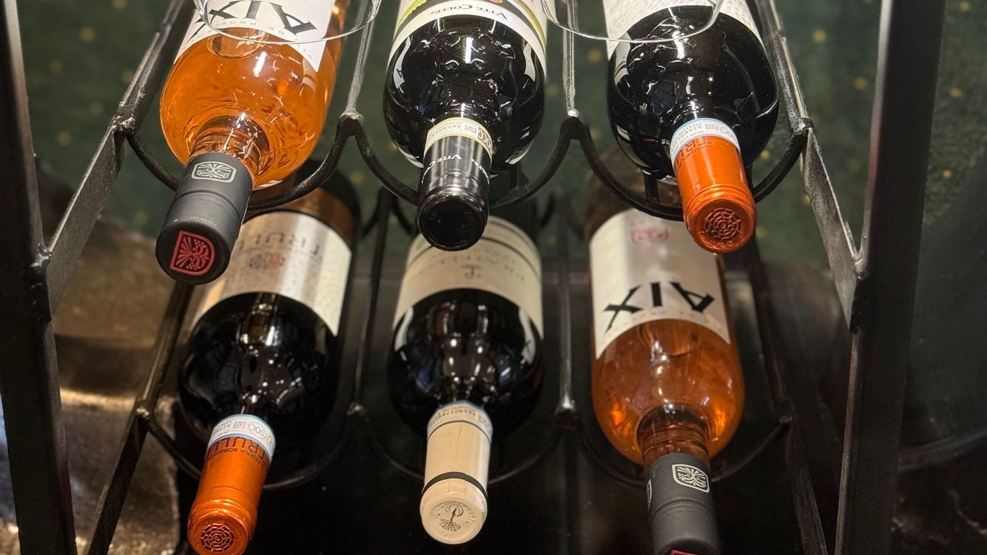 Eine Reihe Weinflaschen, die auf einem Weinregal stehen.