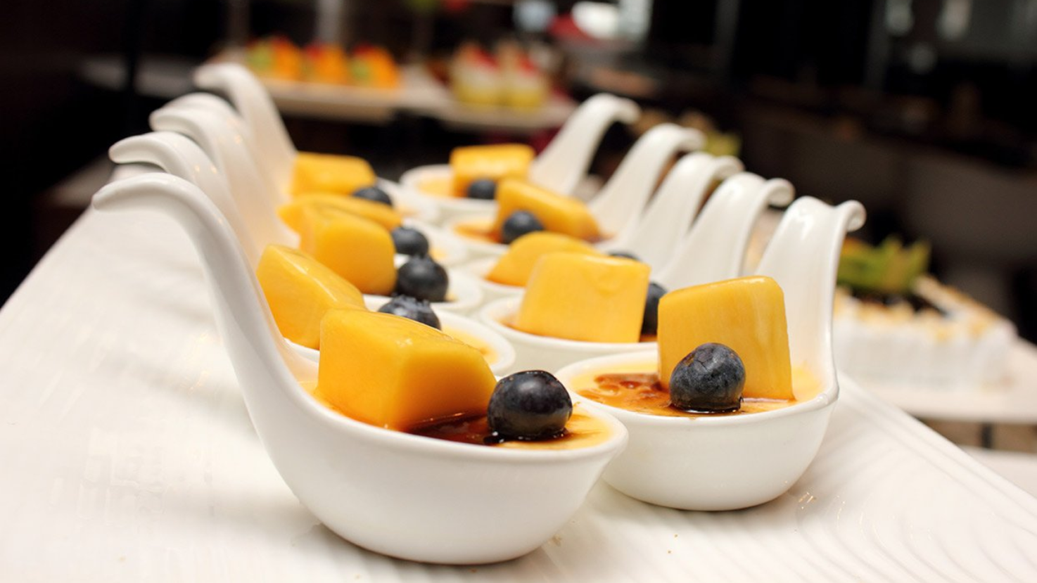 Kleine Dessertschalen in Löffel-Form mit Früchten darin