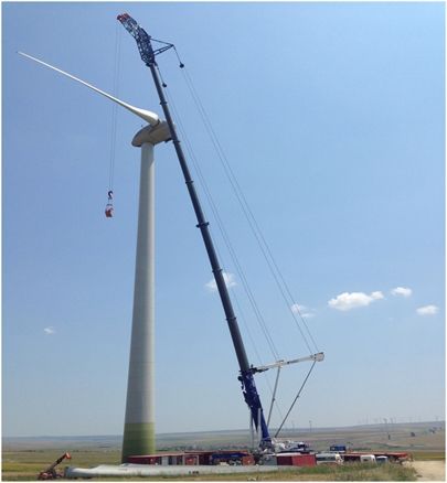 Una grande turbina eolica con una gru attaccata