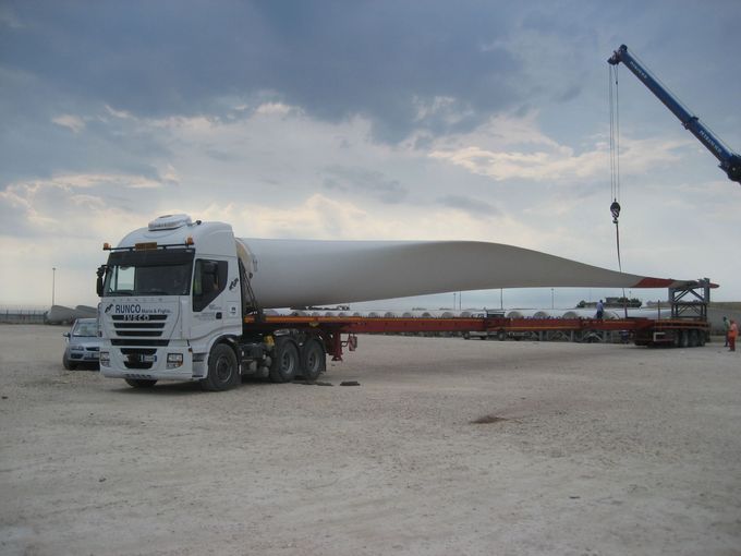 Un camion bianco con la scritta Iveco sul lato