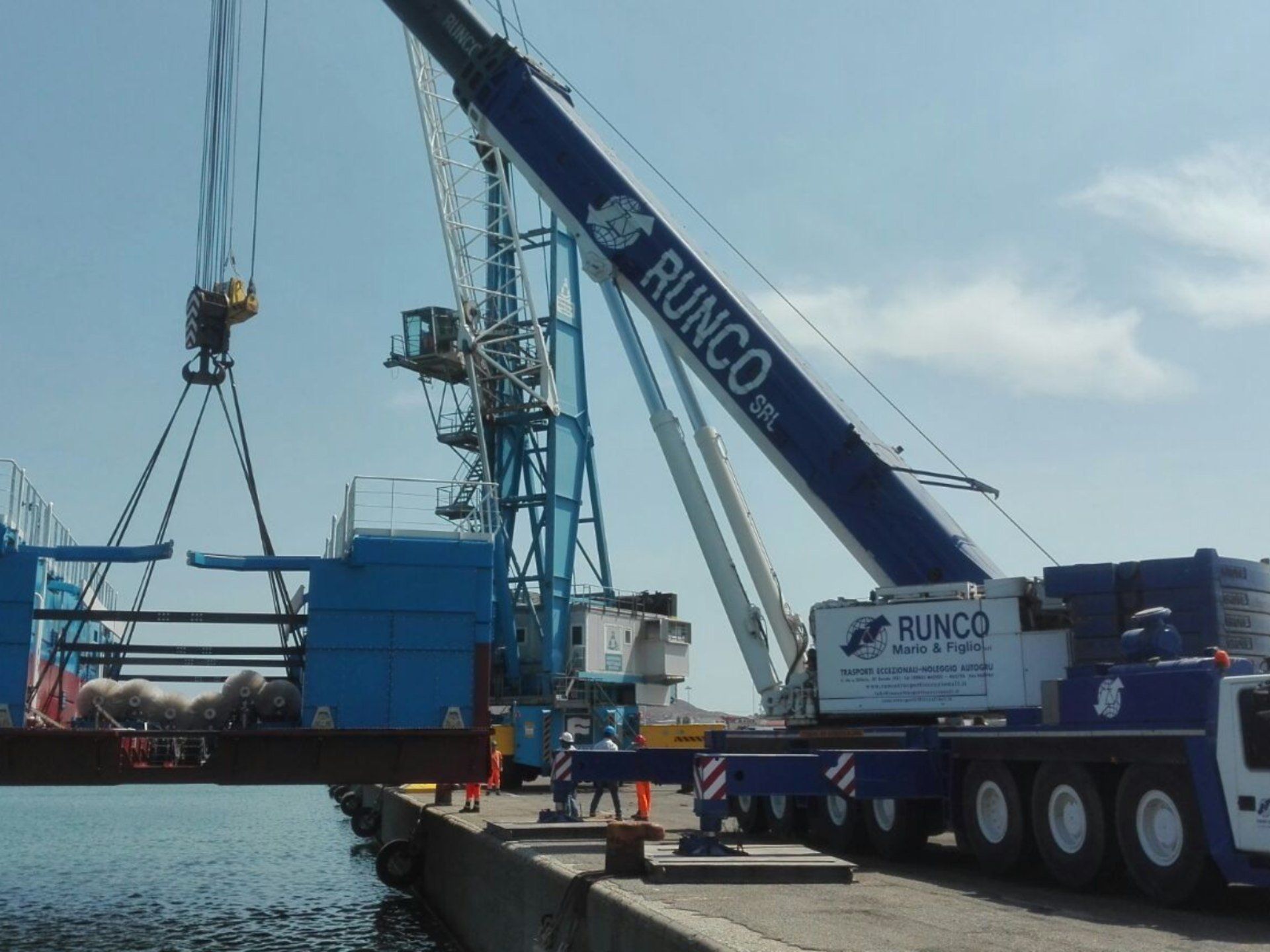 Un camion blu con la scritta Runco sopra