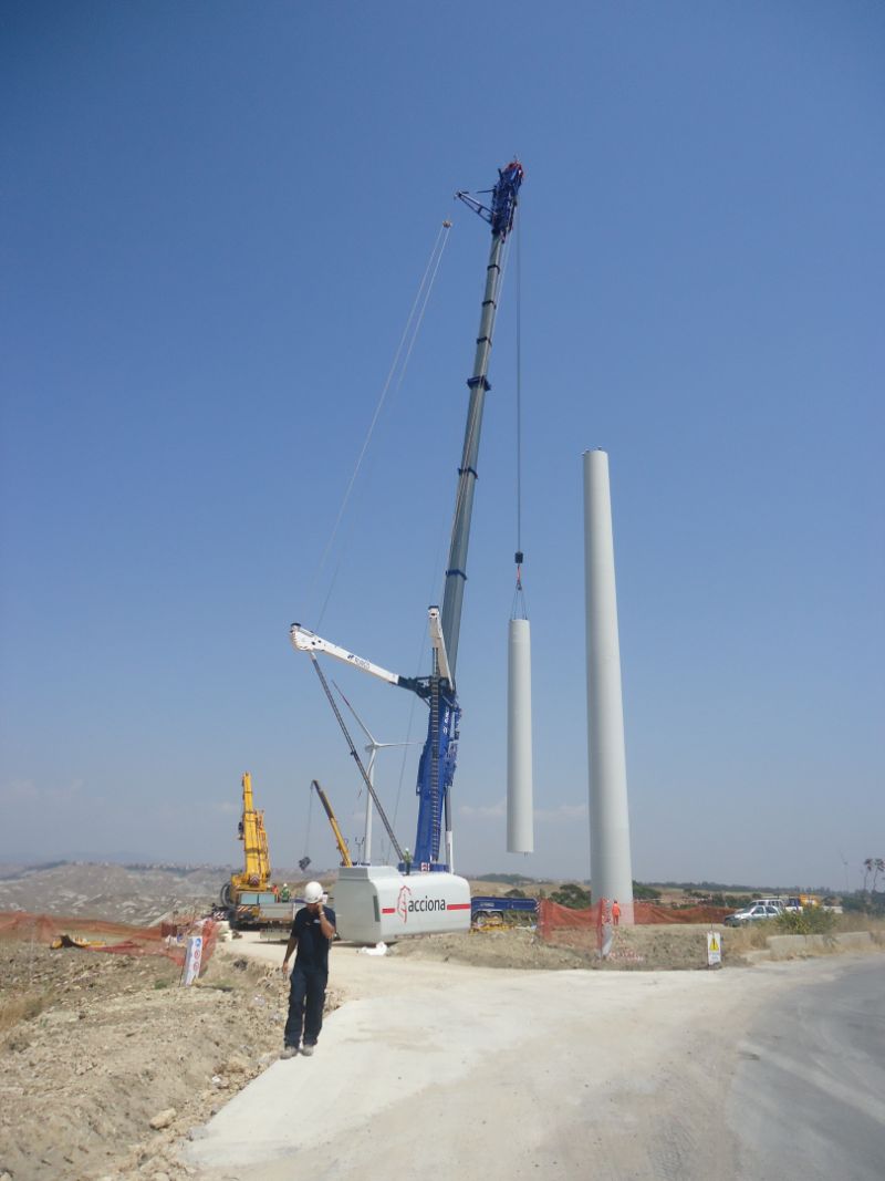 Sollevamento di torri eoliche con gru