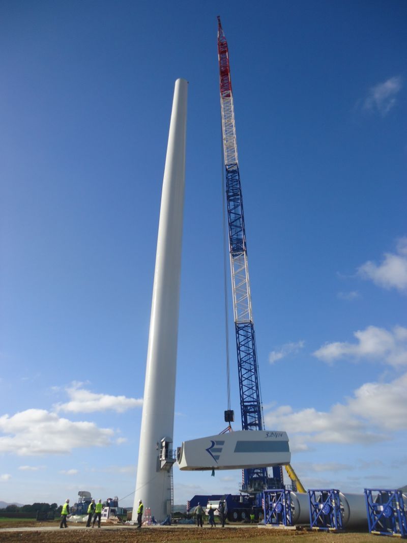 Sollevamento di torre eolica con gru