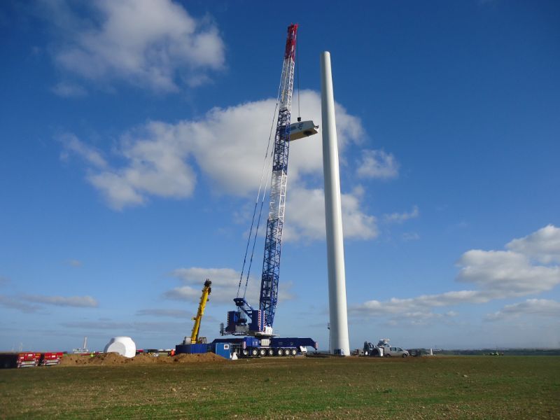 Sollevamento di pala eolica con gru