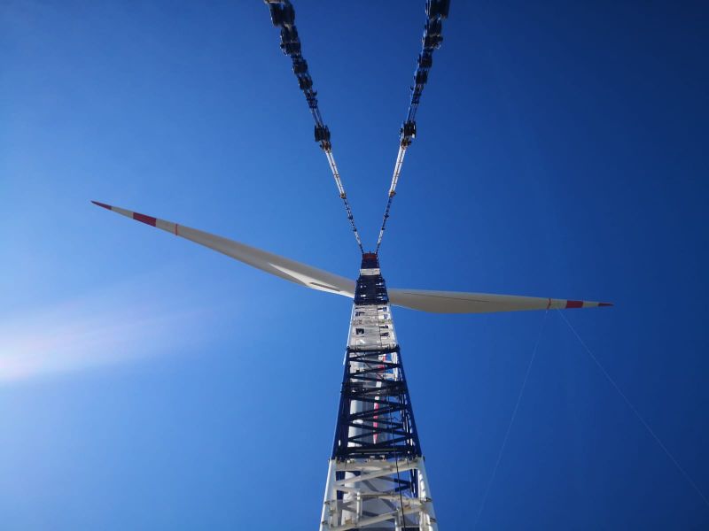 Montaggio impianto eolico con gru