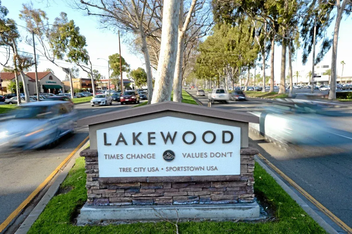 A sign that says lakewood times change values do n't